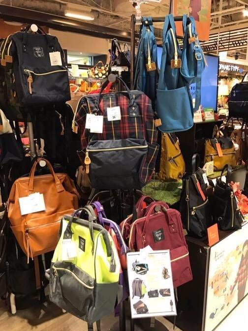 Anello Scottish Canvas Rucksack รุ่นใหม่ชนช้อปญี่ปุ่นกันไปเลยคร้า !!! เป้ขนาดไซส์ Classic วัสดุ ผ้าแคนวาส มีช่องซิปด้านหน้า มีช่องเก็บของด้านข้างทั้งสองด้าน ที่หูจับมีตัวล้อค มีโครงที่ปากกระเป๋า มีซิปด้านหลังเพื่อหยิบจับของภายในด้านหน้าผ้าลายสก็อต ลงตัวกั