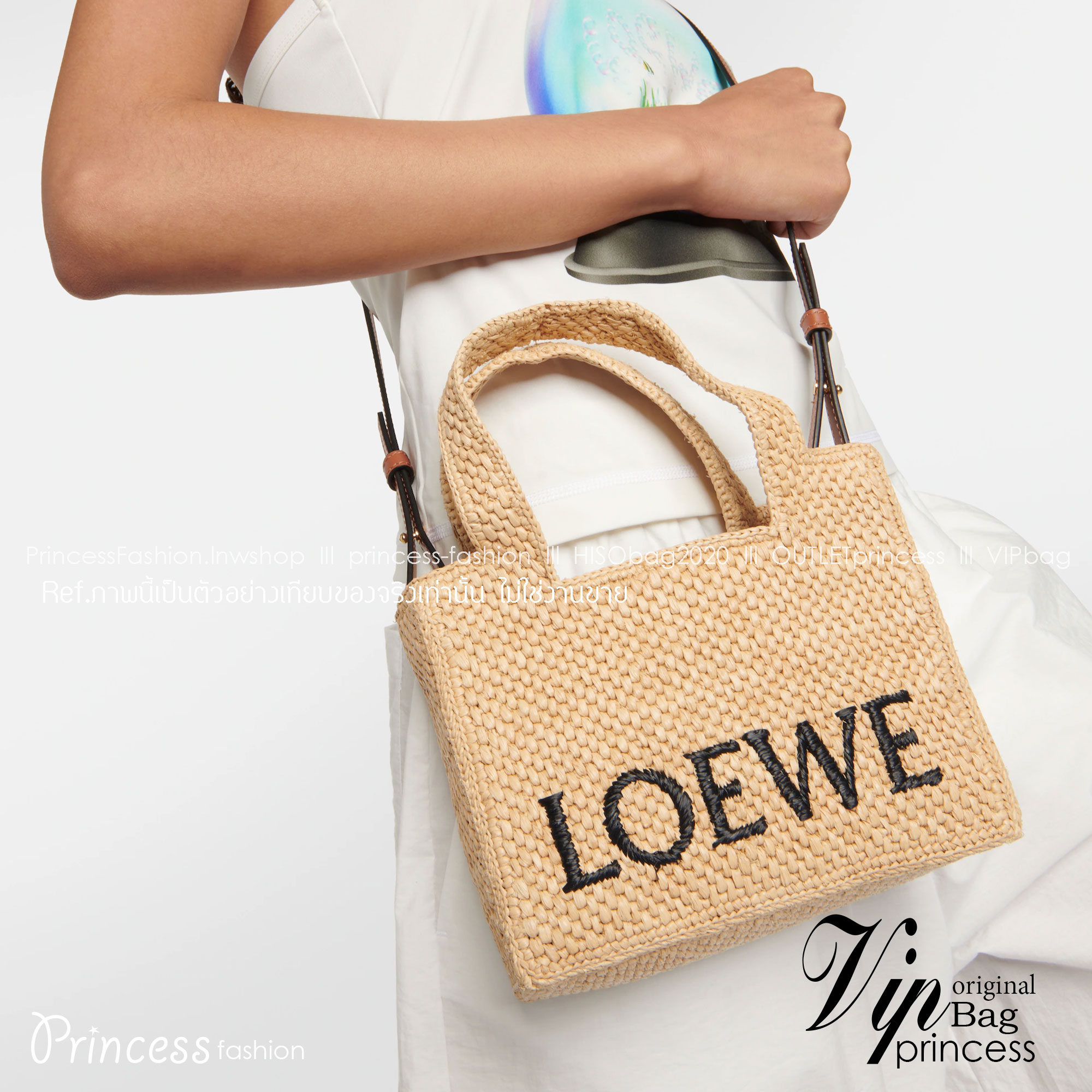 LOEWE logo raffia tote bag / Loewe Tote Bag กระเป๋าโท้ท รูปทรงสวยงามสานเต็มใบ และยังโดดเด่นด้วยโลโก้ สีโทนอุ่น ทำให้ไอเท็มนี้ ภายในกระเป๋าใหญ่โล่งกว้าง ใบนี้เหมาะกับสายแฟชั่นมากๆ