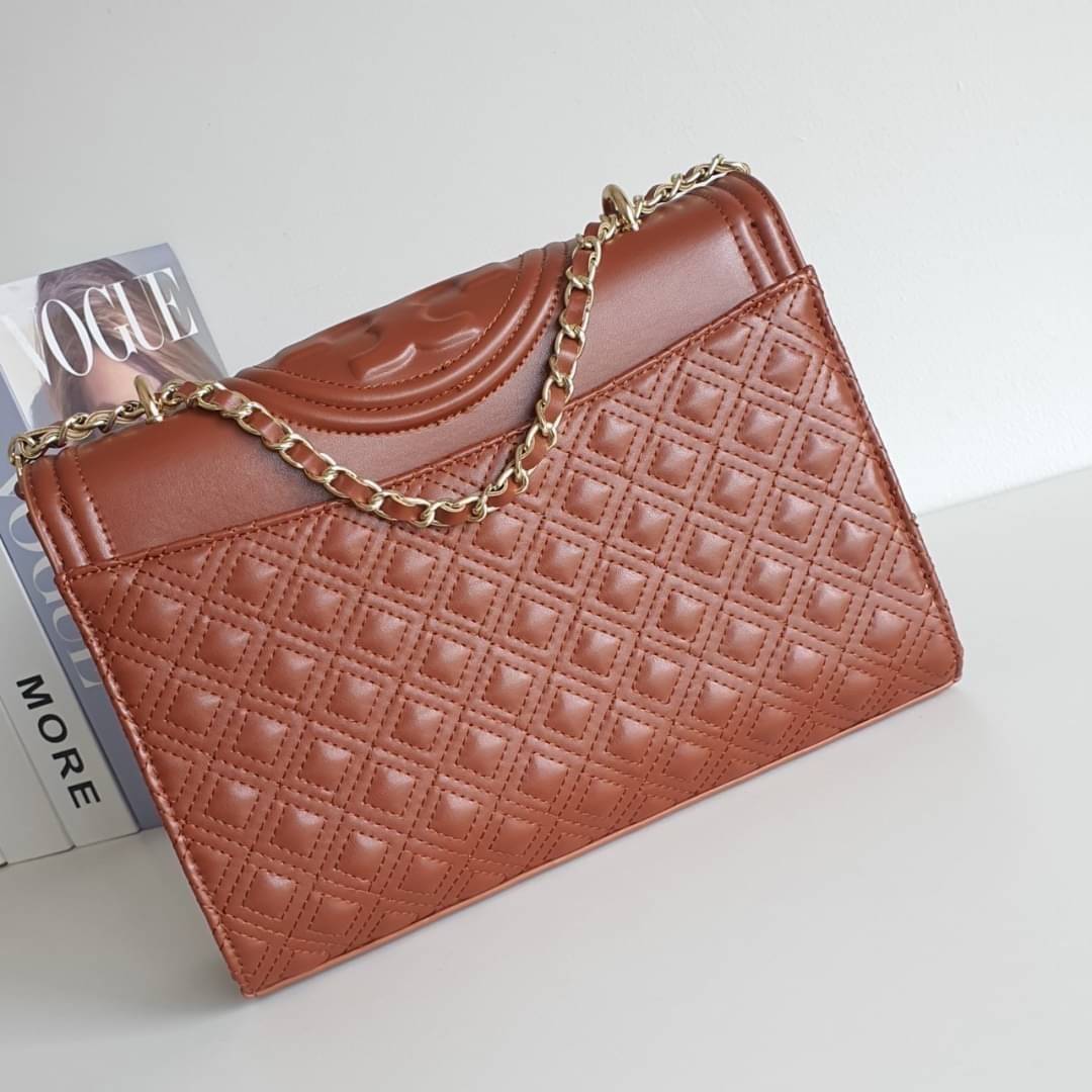 TORY BURCH Fleming Small Convertible Shoulder Bag รุ่นขายดีที่สุดกับ ไอเท็มที่ต้องมีแบรนด์ TORY BURCH มีมาให้ช้อปอีกแล้วค่ะสาวๆ กับทรง CLUCTH & CROSSBODY กระเป๋าสะพายข้างหรือสะพายเป็นครอสบอดี้ ประดับพู่ด้านข้าง