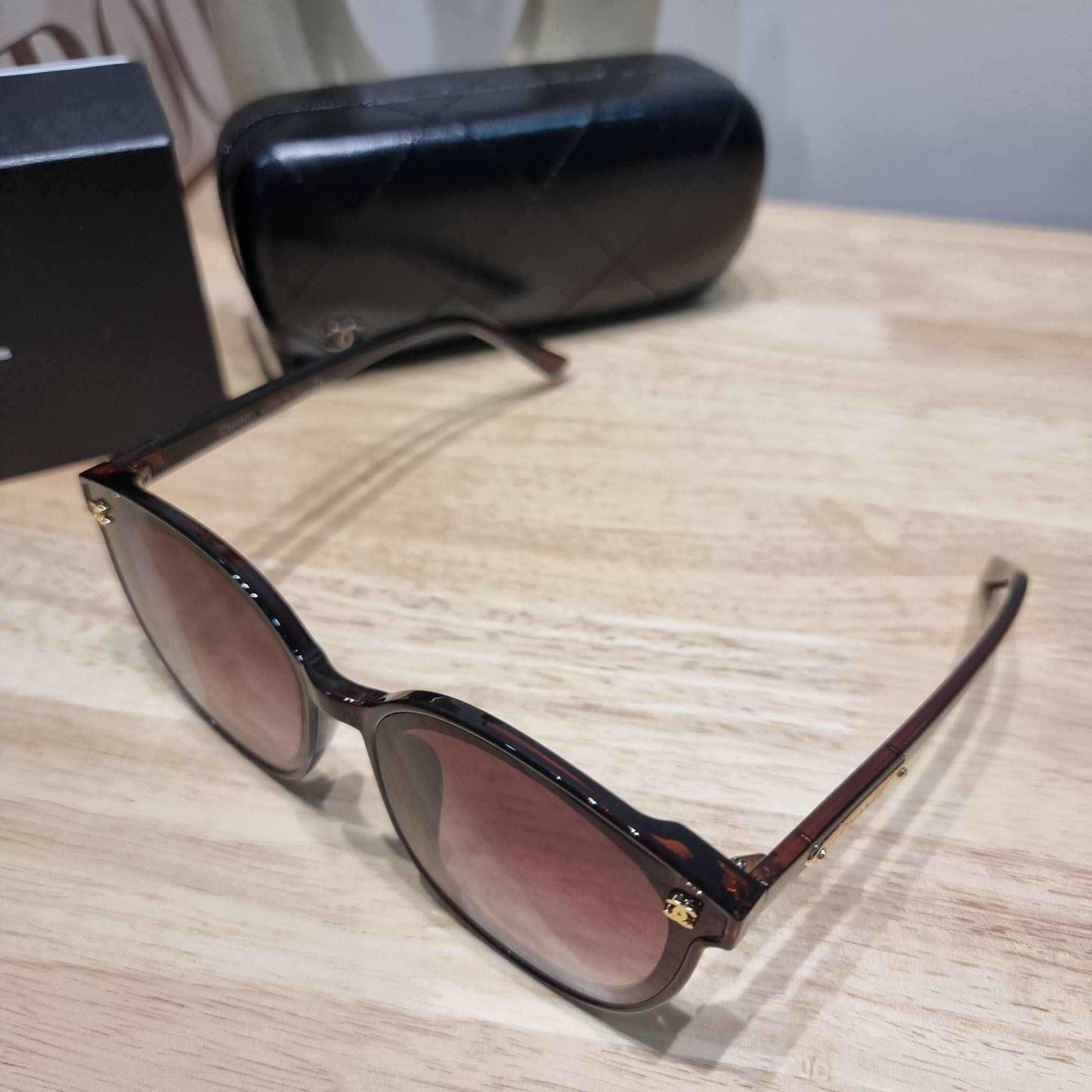 Chanel eye-glasses UV protection gift Box set สุดคุ้ม มาพร้อมอุปกรณ์ครบเซ็ท ดีไซน์ชิคมากแม่!! รับรองไม่ซ้ำใคร ใส่เสริมโหงวเฮ้ง ดูผู้ดี มีพกติดตัวไว้ไม่ตกเทรนด์ ใช้ได้ทุกโอกาส ทุกสถานการณ์ ใส่ที่บ้านถนอมสายตา