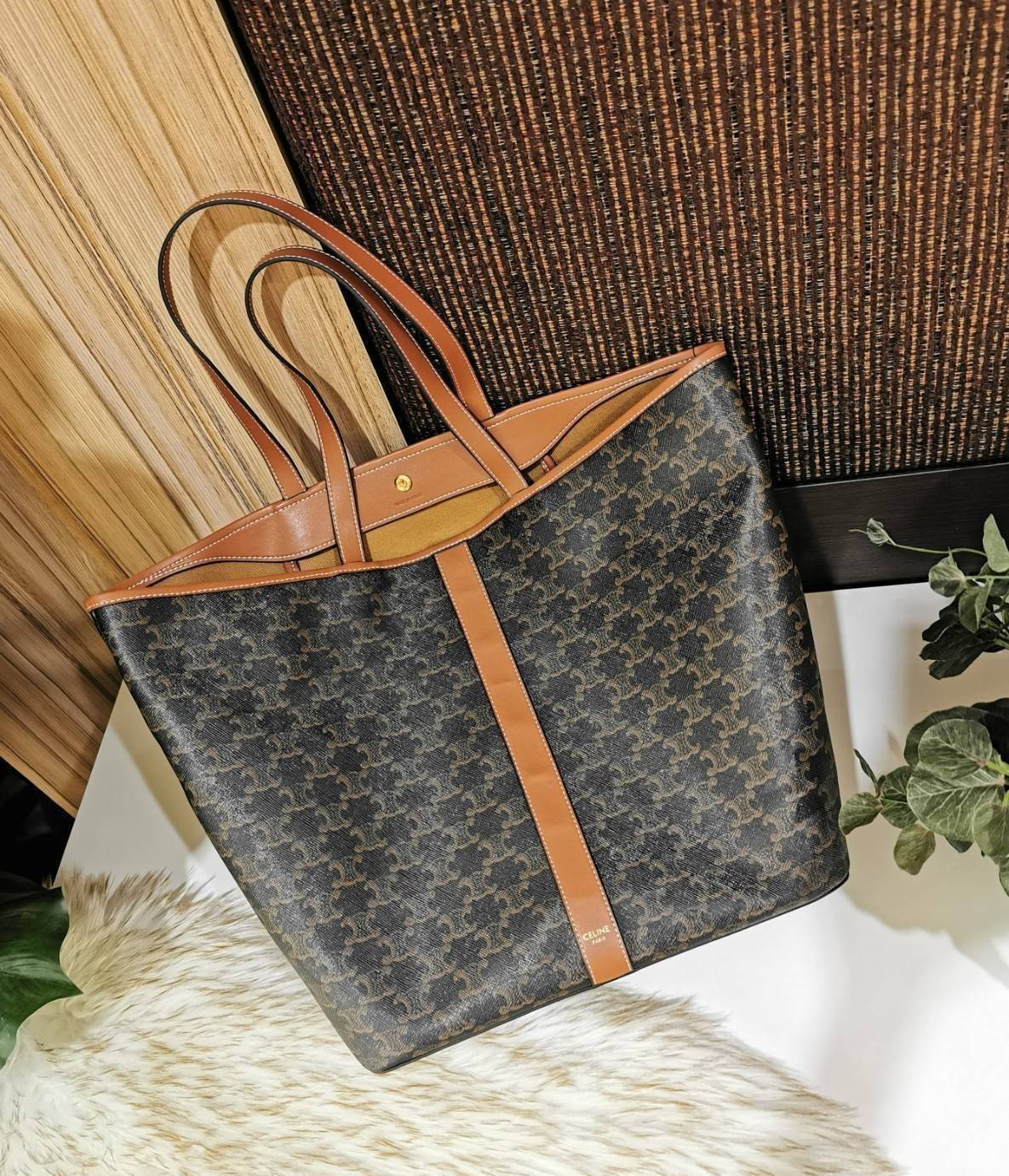 CELINE SHOPPING BAG VIP GIFT WITH PURCHASE GWP พรีเมี่ยมกิ๊ฟ Limited จาก CELINE HAUTEPARFUME DUTYFREE COUNTER วัสดุ TRIOMPHE CANVAS ดีไซน์ทรง TOTE สวยหรูคลาสสิคไม่มีเอ้าท์ ภายในโล่งกว้างและจุมากสามารถใส่เอกสาร A4 สัมภาระของใช้ได้เยอะจุใจ น้ำหนักเบาจะถือหร