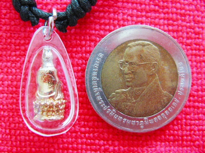 องค์เจ้าแม่กวนอิม ปางประทานพร แบบนั่ง ถือแจกันโปรยน้ำทิพย์ เลี่ยมกรอบใสพร้อมสร้อย วัดหนอยหอย จ.ราชบุรีค่ะ