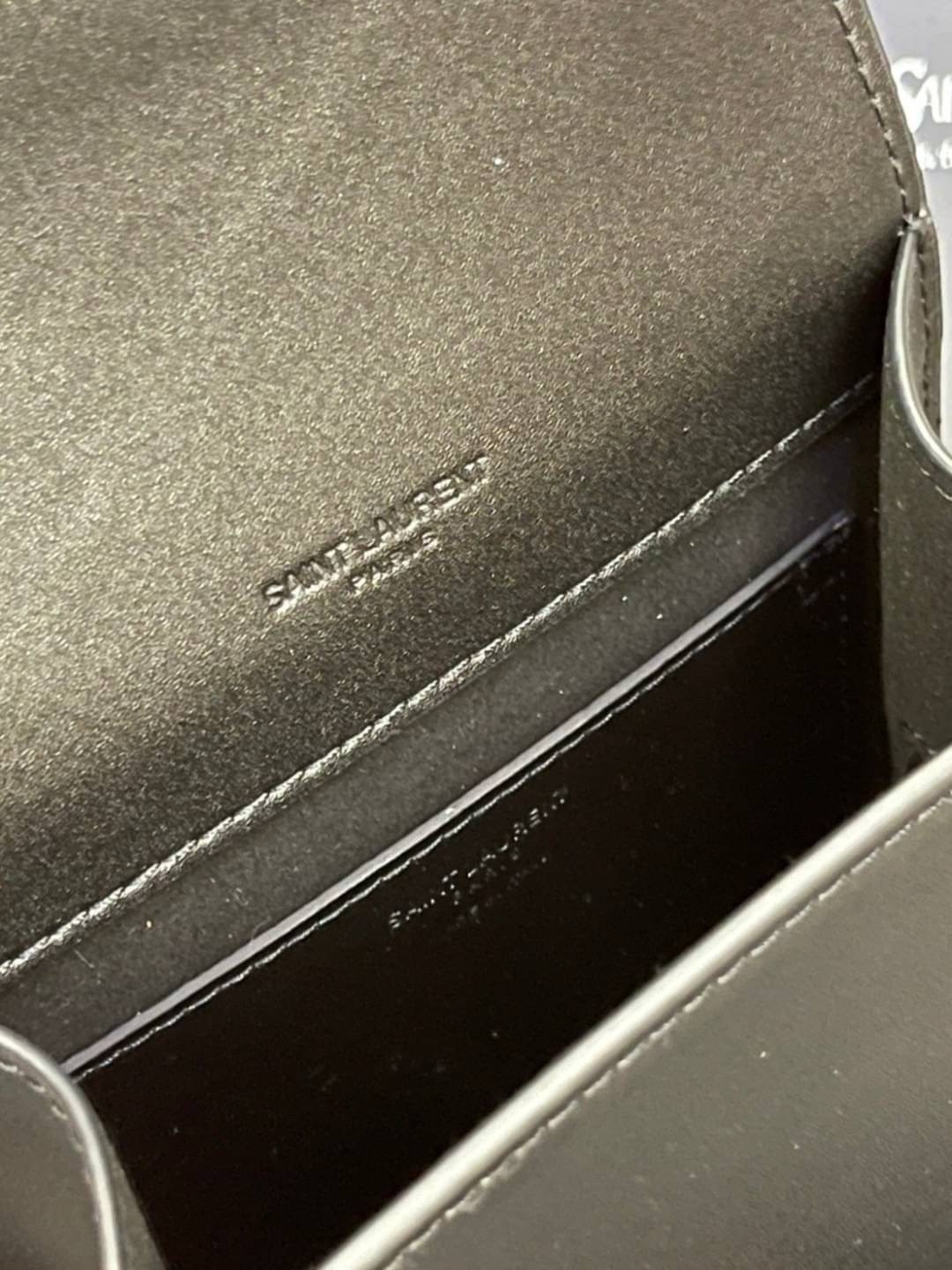 หนังแท้ YSL Yves Saint Laurent small leather shoulder bag กระเป๋าสะพายทรงเหลี่ยมแนวตั้งดีไซน์สวยหรูอยู่ทรงมีโลโก้แบรนด์ด้านหน้า อะไหล่ทองสวยหรู ภายในโล่งกว้าง สายสะพายหนังยาวปรับระดับได้ Rare items เด็ดๆแบบนี้ห้ามพลาด!