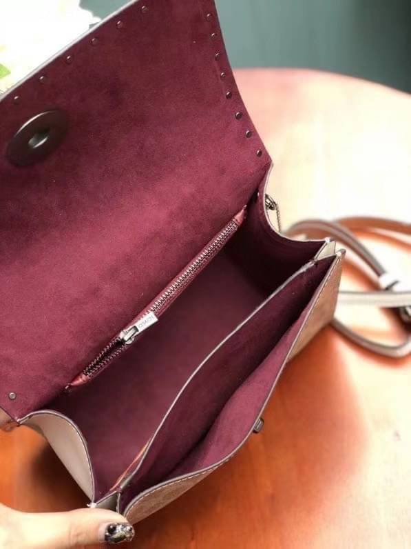 Coach Parker Top Handle In Signature Canvas With Rivet สินค้าใหม่ทรงน่ารัก ใช้แล้วดูแพงมากกก มีช่องใส่ขนาดกว้าง ใส่ของได้จำนวนมาก แถมยังสามารถถือเก๋ๆ แบบคุณนาย หรือสะพายเป็น crossbody ก็ได้ โดดเด่นด้วยลายsignature coach ใครยังไม่มีห้ามพลาดดดเลยนะ ของสวยจร