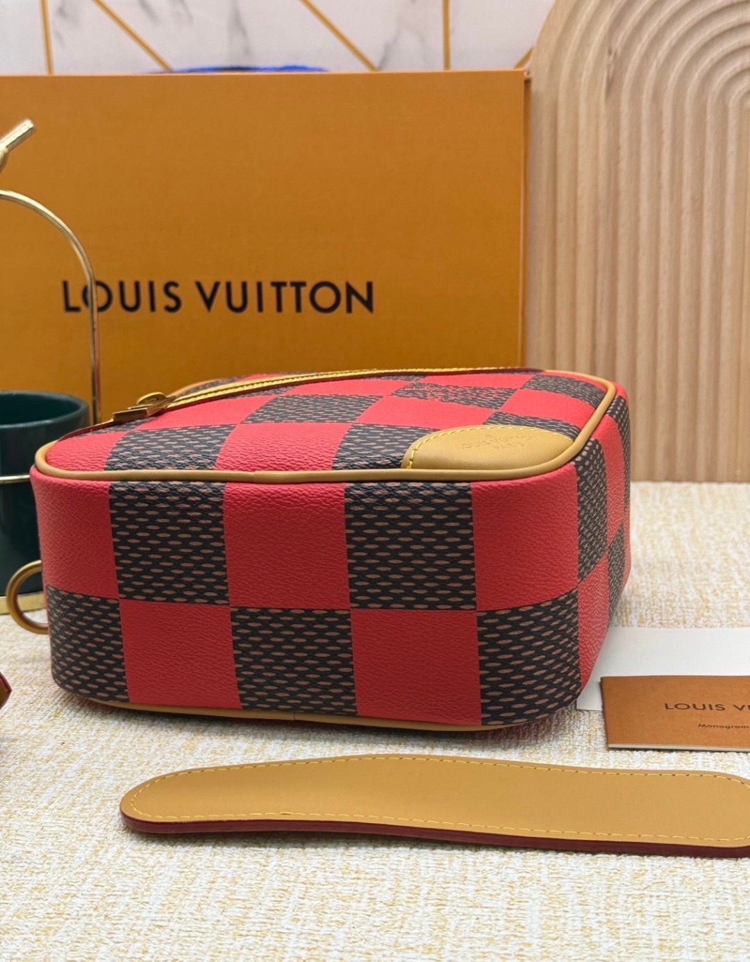 LV Chess Messenger Bag Jaune Mat / Green / Red / Blue กระเป๋าสะพายแมสเซนเจอร์ทรงเหลี่ยมรุ่นใหม่ ลายตารางหมากรุก Damier เอกลักษณ์ของความหรู โทนสีสดใสมีชีวิตชีวา ปรับลุคปัง กับการมาของความไฮคลาสรูปแบบใหม่ สุดไอโคนิค