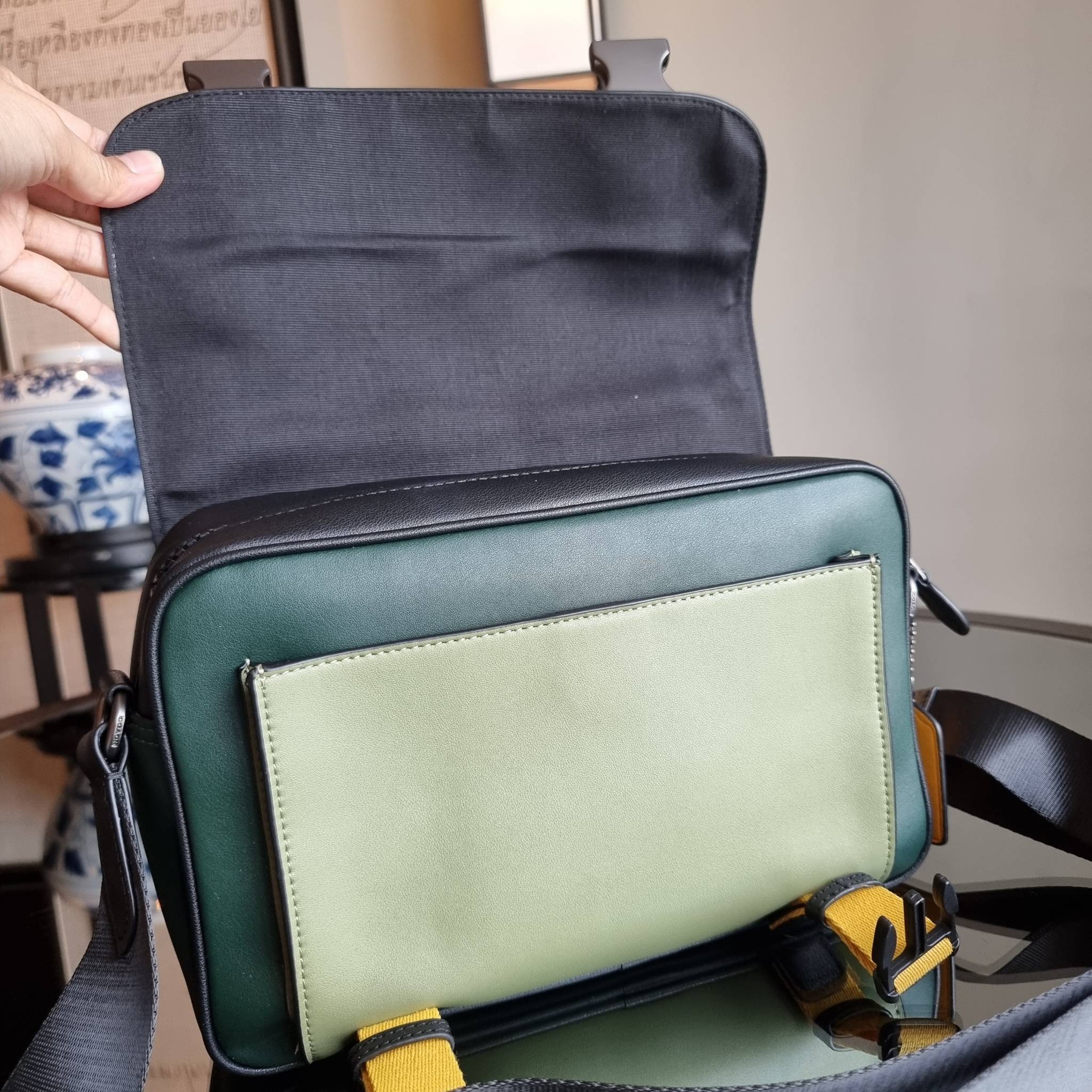 COACH TRACK CROSSBODY IN COLORBLOCK WITH COACH PATCH C6657 C8128 หล่อบอกต่ออีกหนึ่ง กระเป๋าสะพายทรงแมสเซ็นเจอร์ รุ่นเอาใจหนุ่มๆ ที่สาวๆก็อยากใช้!! ด้วยดีไซน์สีคัลเลอร์บล็อคที่โดดเด่น ทำให้ดูน่าใช้งาน วัสดุหนังแท้ สวยคมซ่อนหรู ฝากระเป๋ามีตัวล็อคแน่นหนา เปิ