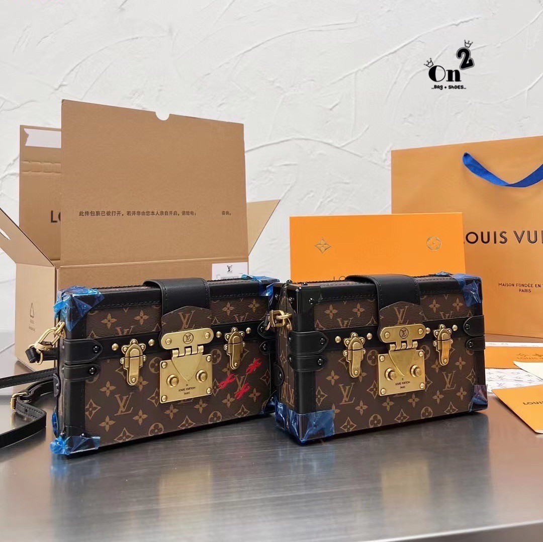 Louis vuitton trunk monogram / LV TRUNK CLUTCH 8" vip mirror ภาพถ่ายจากงานขายจริง กระเป๋าสะพายลายโมโนแกรมทรงกล่อง เปิดได้รอบ งานสวยเป๊ะมากค่ะ สวยรุ่นนี้ดาราใช้กันเยอะผู้หญิงสะพายได้ ผู้ชายสะพายดี ใครรออยู่รอบนี้ห้ามพลาดน้า
