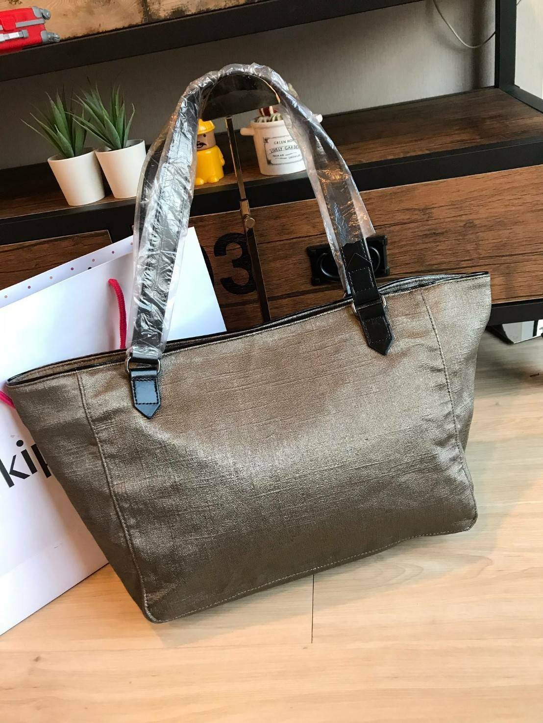 KIPLING ART ORGANIZED SHOPPING BAG ใหม่ล่าสุดกับคอลเลคชั่น Go Monday วัสดุ Cotton+Viscose ด้วยการใช้งานที่ง่ายเปิดปิดด้วยกระดุมแม่เหล็ก ภายใน ภายในมีช่องแยกตามการใช้งาน มีใบเล็กพ่วงเข้ากับกระเป๋า สามารถถอดแยกใช้งานได้ด้วยกระดุมสองฝั่ง สามารถถือสะพายช้อปปิ