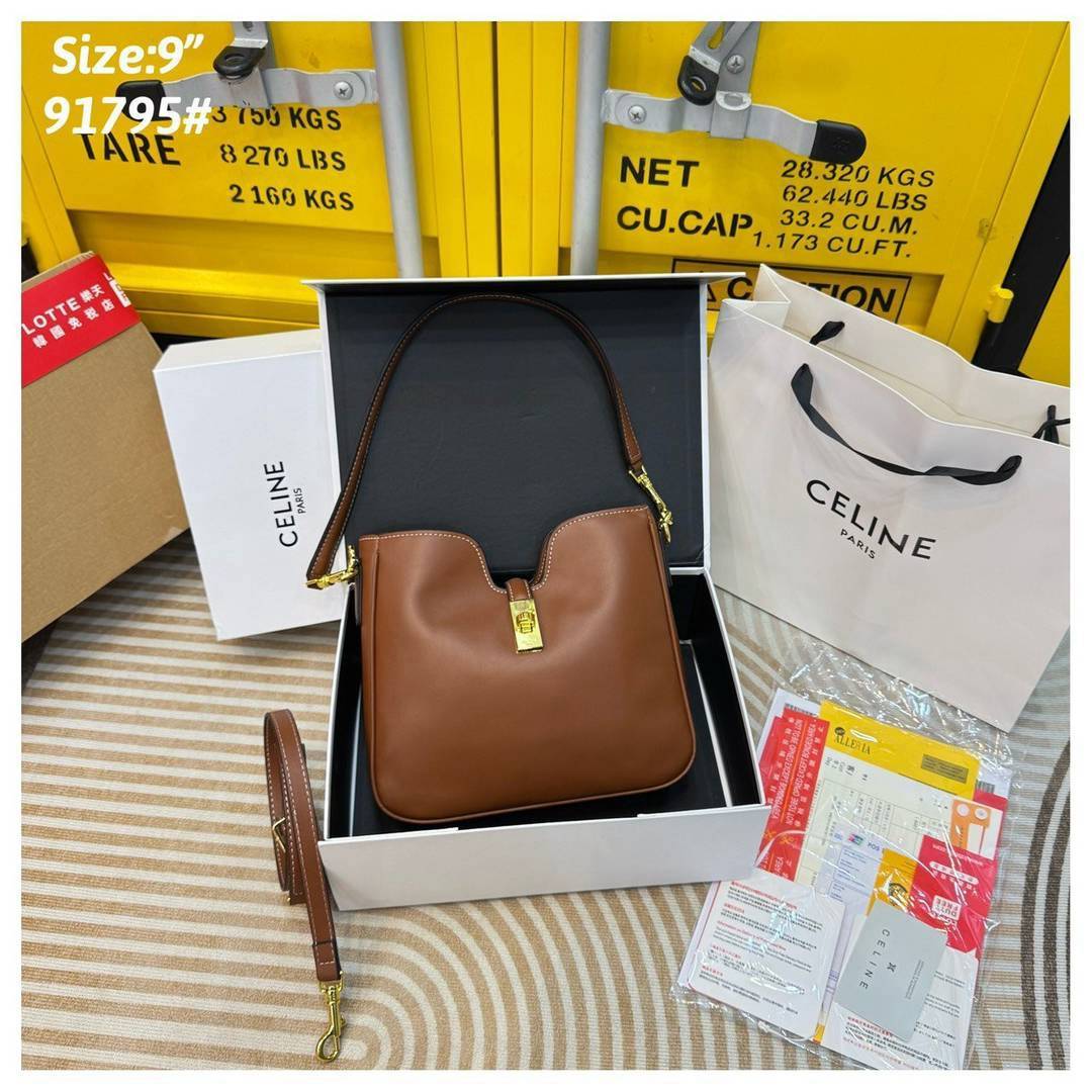 CELINE SMALL CAMILLE 16 SOFT BAG IN SMOOTH LEATHER กระเป๋าทรงโฮโบที่ตัวแม่ตัวมัมใช้กันเยอะสุดๆ ด้วยรูปทรงยอดนิยม สะดวกใช้ด้วยอะไหล่บิดล็อค สีทองสวยโดดเด่น