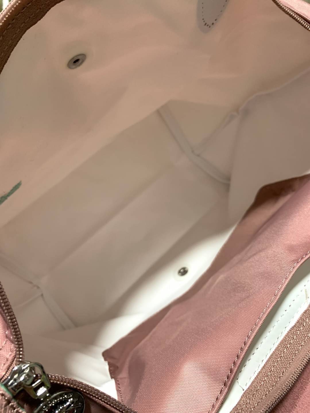 Longchamp LE PLIAGE Club (พร้อมส่ง 8 สี) TOTE BAG S กระเป๋ารุ่นยอดนิยม ที่สาวๆ ต้องมีไว้เก็บไว้สักใบ ด้วยตัวน้ำหนักกระเป๋า Longchamp เบาแสนเบา แต่จุของได้เยอะมาก สำหรับลุคทางการกึ่งลำลอง แฝงความสบาย ยามเดินทาง จุดเด่นอย่างหนึ่งของ กระเป๋าก็คือ สามาถพับเก็