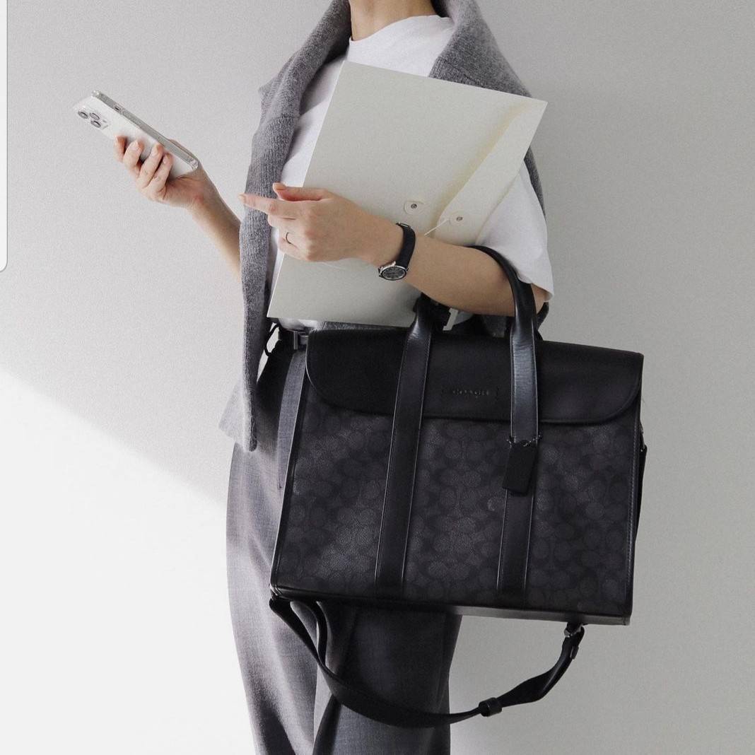 COACH METROPOLITAN PORTFOLIO IN SIGNATURE CANVAS (COACH 39775)🍁 เอาใจสาย smart กับรุ่นยอดฮิต ใช้งานได้ลงตัวสุดๆ ถือว่าเป็นอีกรุ่นที่ถามกันเข้ามาเยอะมากๆ และใช้งานได้ครบฟังก์ชั่นจริงๆ >>วัสดุแคนวาส สลับหนังแท้ หนังคุณภาพมากๆ มีสายสะพายยาว ถอด