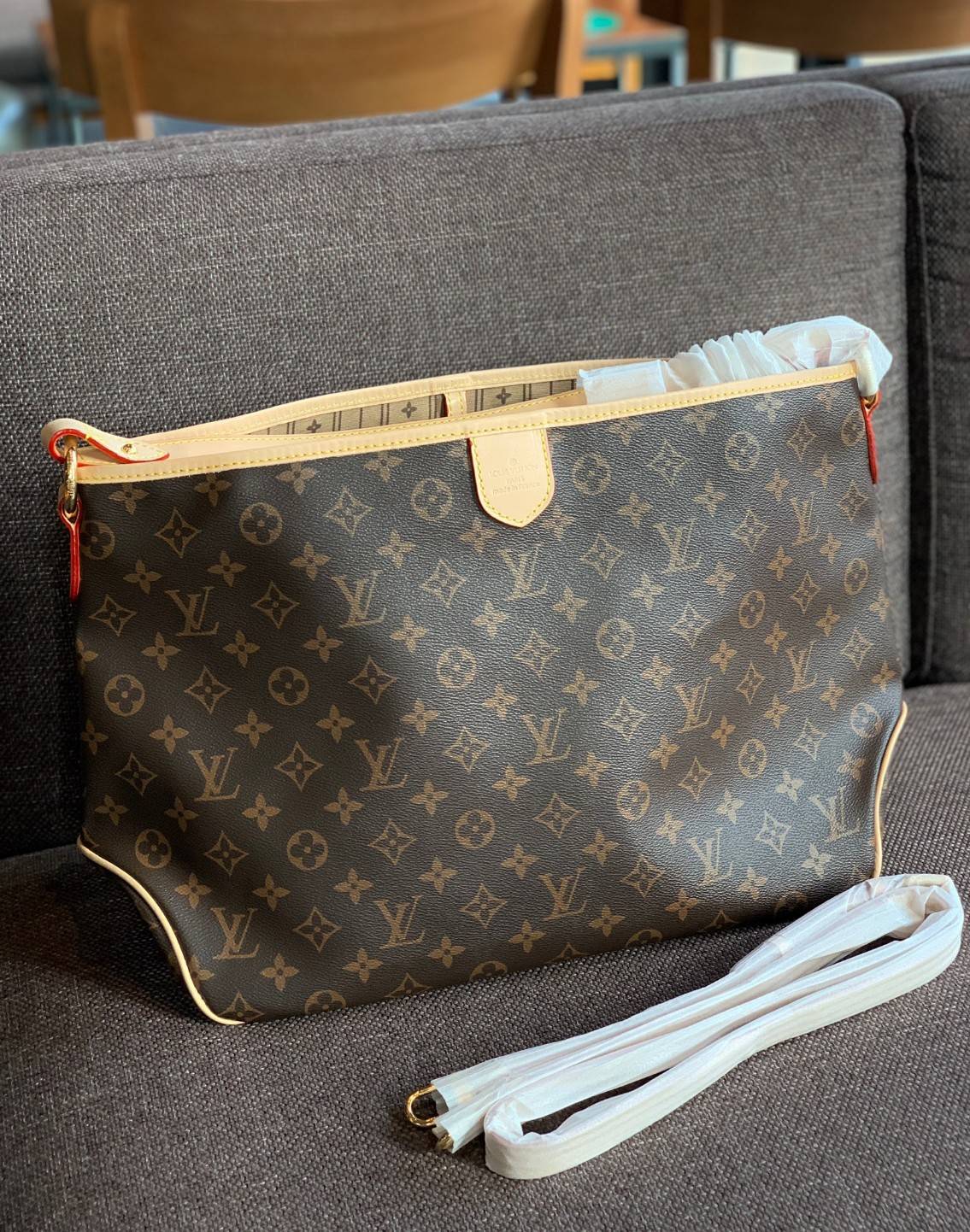 ชอบๆใบใหญ่ ใส่ได้เยอะจริงๆค่าา!! LOUIS VUITTON MONOGRAM DELIGHTFUL ((M)) ((PREMIUM GIFT LV)) พร้อมส่งค่ะสาวๆ กระเป๋าทรงสูง ใบใหญ่ หนังแกะสังเคราห์ นิ่มสวย ขอบหนังขัดสีธรรมชาติ((พื้นผิวจะมีสีดำๆ)) หูหิ้วปั้มโลโก้LV สวย