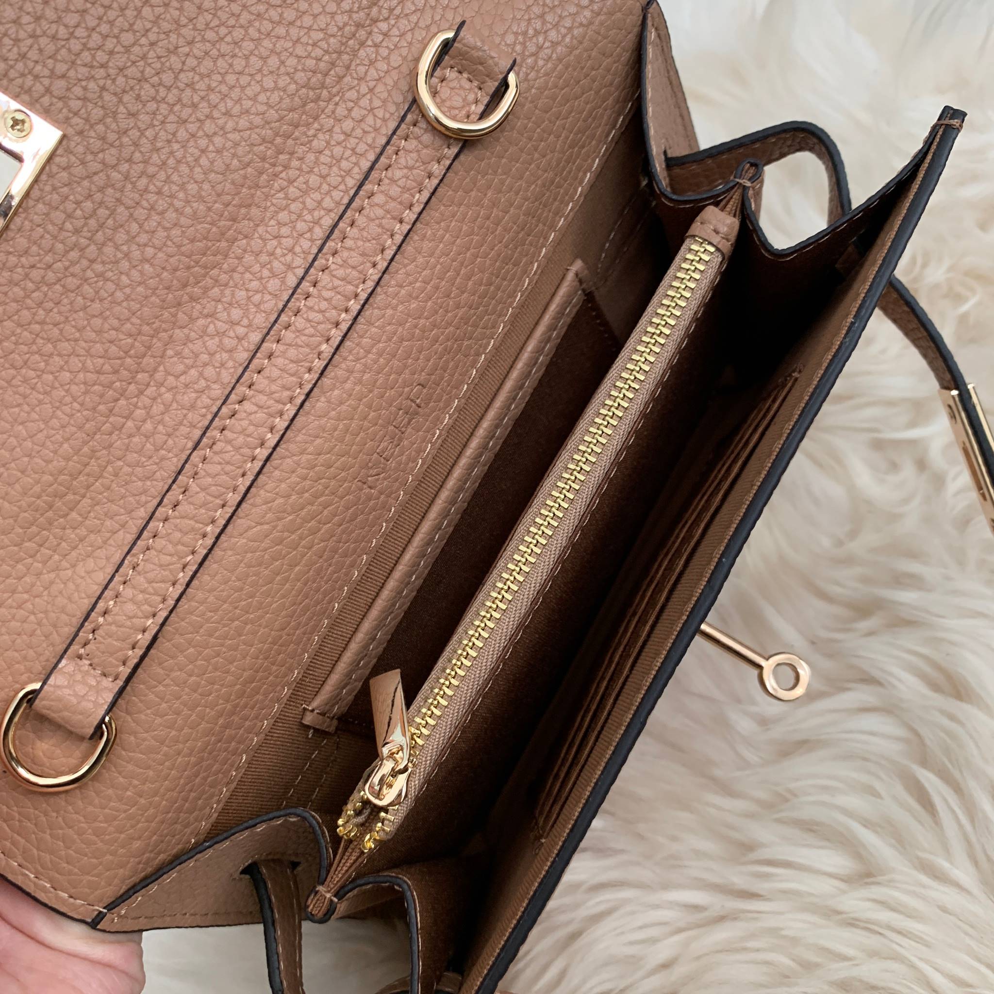 KEEP • Ellis • กระเป๋า คลัช ถือ //สะพาย ขนาด กะลังดี ทรงสวย แค่ใบเดียวจบ! หนังคุณภาพเยี่ยม ภายใน จุของคุ้ม ใส่บัตร ใส่มือถือได้ทุกรุ่น ใบนี้ จะแต่งกับ Look ไหนก้อเข้ากันได้ดีแน่นอนค๊า Don't miss!! หนังลายสวยมาก นิ่มมือ ภายในใส่ของจุกจิก 2 ด้านเลย สาม