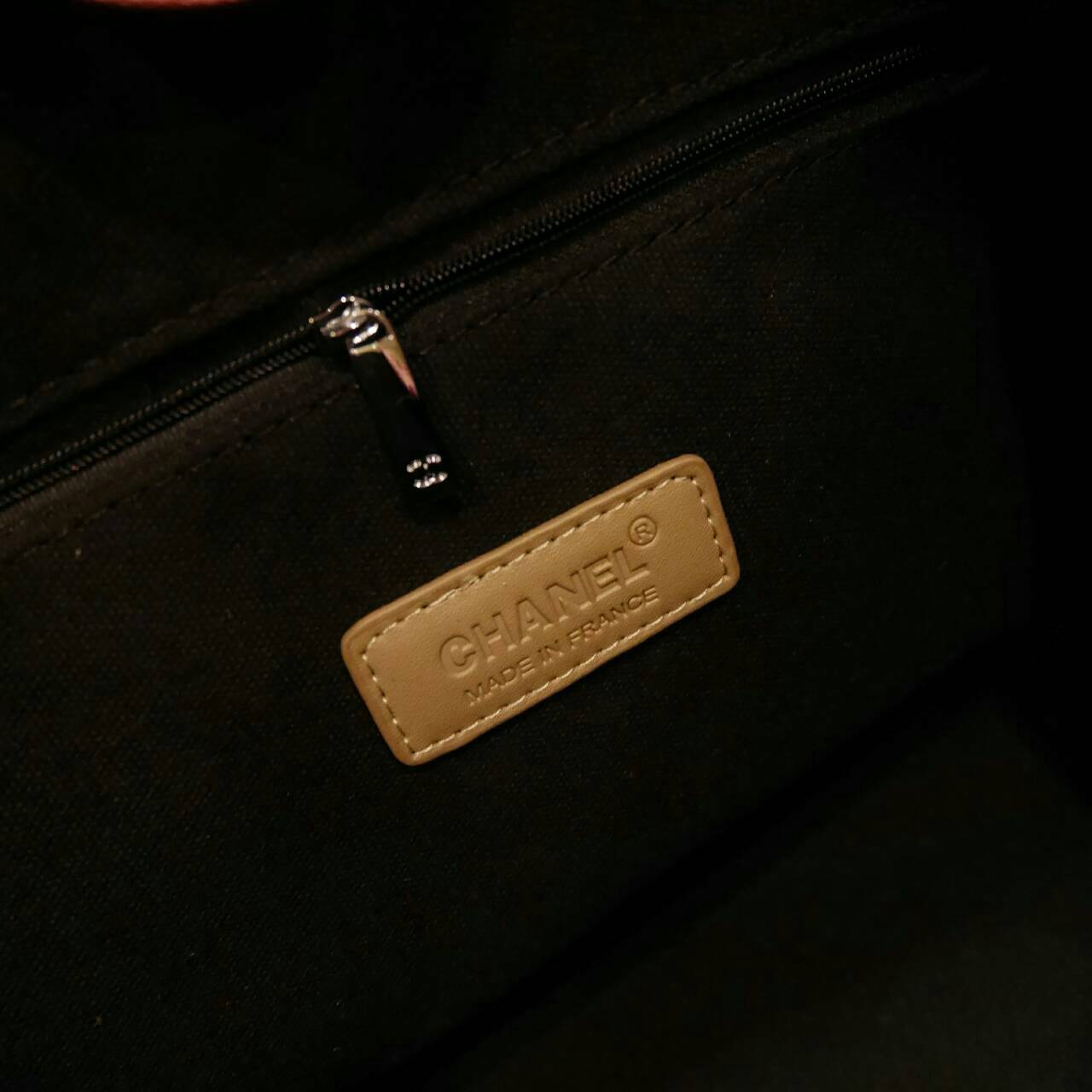 ถามกันมาเยอะมาก จัดมาให้สาวๆละค้า กับ Chanel Canvas tote bag ในรุปแบบของงาน premium gift จากแบรนด์ Chanel กระเป๋าสะพายเนื้อ canvas หนา มีซับในอย่างดี ด้านหน้าปักโลโก้แบรนด์สุดหรู หูหิ้วมี 2 แบบน้า คือ แบบสายหนัง และสายโซ่ (สามารถถอดออกได้คะ) จุของได้เยอะม