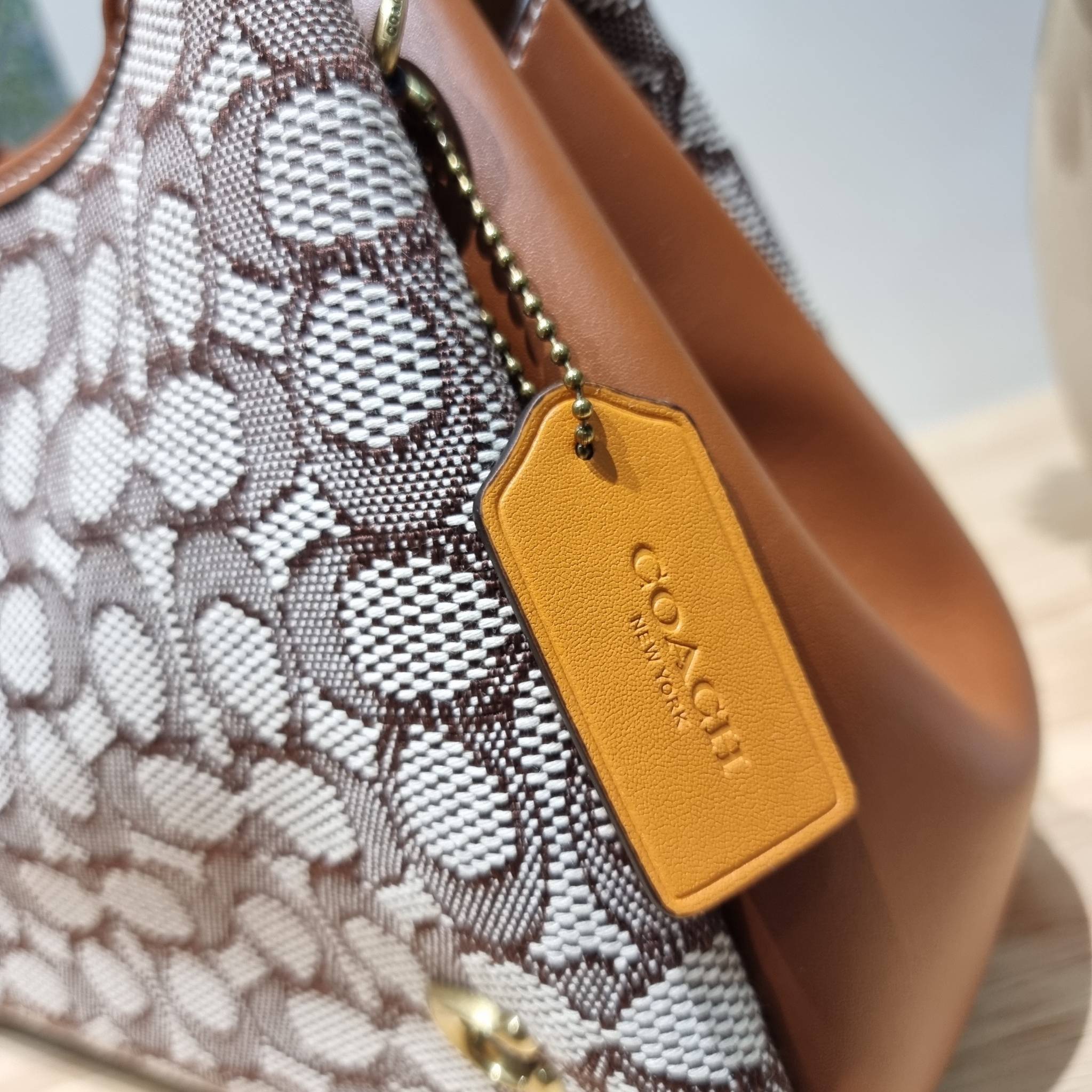 COACH LANA SHOULDER BAG 23 IN SIGNATURE JACQUARD CM550 พร้อมส่ง กระเป๋าถือ/สะพายทรงเก๋ โดดเด่นด้วยลวดลายซิกเนเจอร์บนผืนผ้าทอสวย หูจับในตัวถือสะดวก รีบช้อปได้ใช้ก่อนใครไปเลย