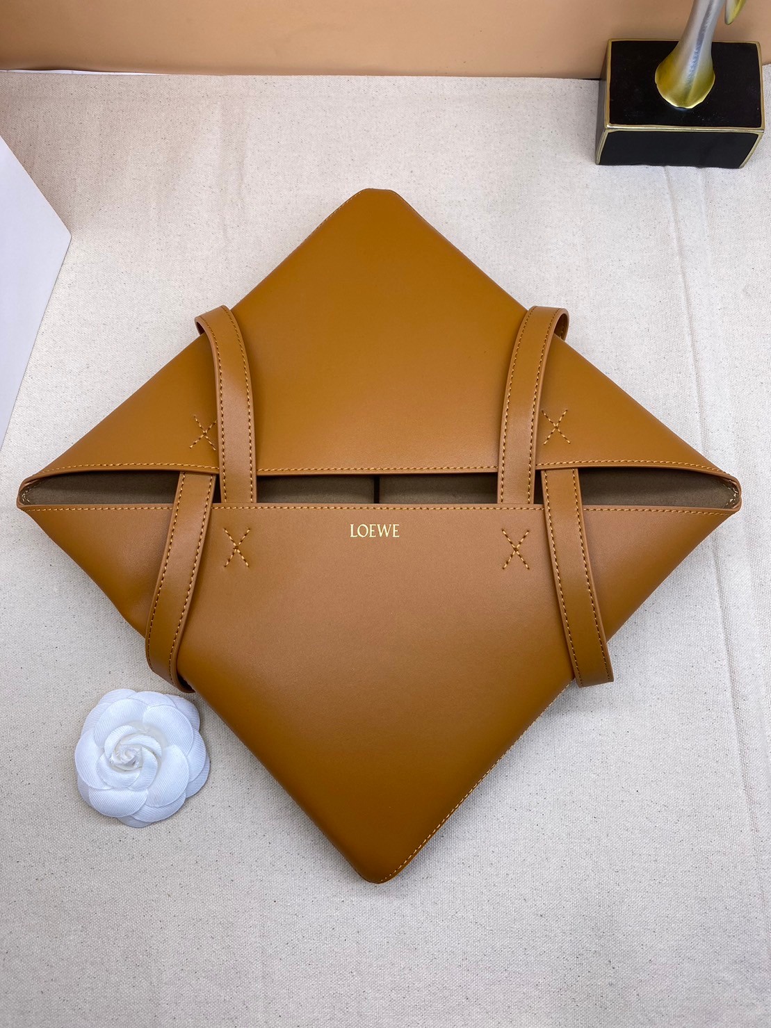 LOEWE Puzzle Fold Tote in shiny calfskin / LOEWE TOTE BAG 27cm พร้อมส่ง กระเป๋าทรงโท้ทใบใหญ่ ใช้งานง่ายเรียบหรู จุของได้เยอะ หนังเรียบสวยอยู่ทรงมาพร้อมสายสะพายยาวถอดได้ พับเก็บได้เป็นเอกลักษณ์