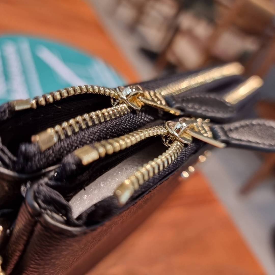 COACH F87591 DOUBLE CORNER ZIP WALLET IN SIGNATURE COATED CANVAS คล้องมือรุ่น 2 ซิป!! มาแล้วจ้า 🌟🤗 ไซส์นี้คือเหมาะมือจริงๆ พกง่ายเช่นเคย ไม่ต้องกังวลว่าจะเกะกะหรือกินพื้นที่กระเป๋าหลัก วัสดุหนังแคนวาสเคลือบลาย มีช่องหลักแยก 2 ช่อง ภายในบุผ