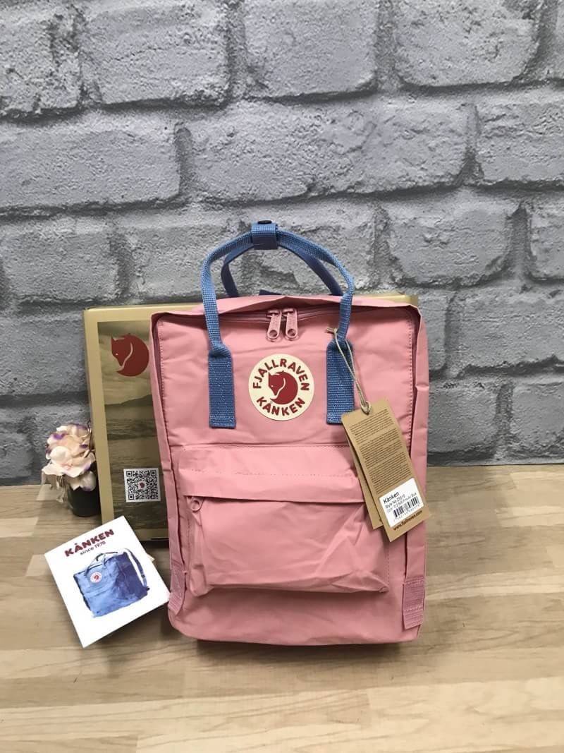 Kanken backpack รุ่น Classic แบรนด์ดังจากสวีเดนที่นิยมกันมากในหมู่วัยรุ่น กระเป๋าเป้ที่มีน้ำหนักเบา แต่มีความทนทาน และช่องว่างต่างๆมากขึ้น มีซิปหน้าสำหรับใส่ของกระจุกกระจิก และหูหิ้วทั้งด้านหน้าและด้านหลัง สำหรับการหิ้วถือได้สะดวก ใส่มินิไอแพค กระเป๋าสตาง