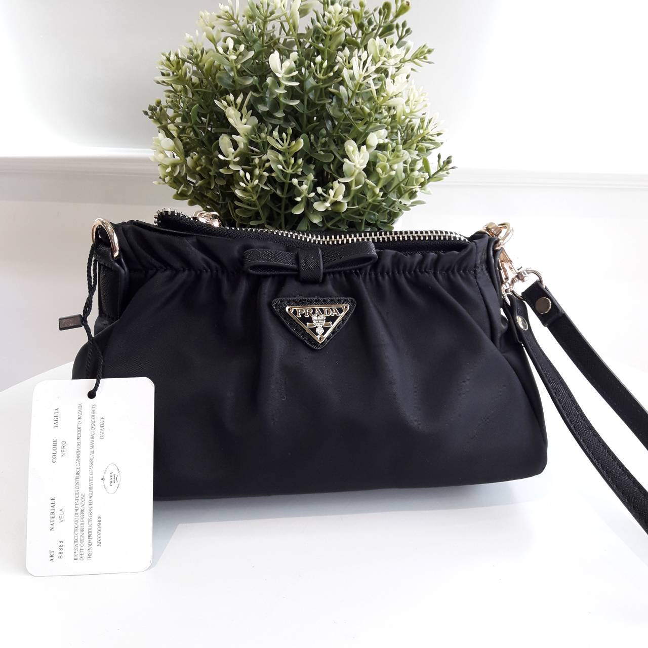 New arrival! **งานไซส์น่ารัก จากงานพรีเมี่ยมกิ้ฟ เคาเตอร์ต่างประเทศ Prada มีมาให้จับจองคะ รุ่นยอดฮิตที่สาวๆตามหากัน ภายนอกจับจีบปากกระเป๋า ดีมาก วัสดุผ้าNyonกันน้ำ เปิด/ปิดด้วยซิป สามารถคล้องมือเกร๋ๆ หรือจะถือเป็นครัชก็ไฮโซไปอี้ก ภายในเย็บติดป้ายหนังแบรนด