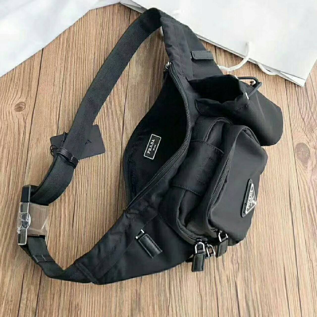 New Arrival Prada คาดอก รุ่นใหม่กำลังมาแรง ไม่ซ้ำใครแน่นอนคะ วัสดุทำจากผ้าNylon กันน้ำได้คะ มีช่องแบ่งเป็น3ส่วนคะ ช่องใหญ่และช่องกลางเปิดปิดด้วยซิปคะ และช่องเล็กเปิดปิดด้วยตัวล็อคสายยางยืดคะ ช่องเล็กสามารถใส่ Power bank ได้คะ ขนาดกำลังดี ใส่ของได้เยอะคะ โ