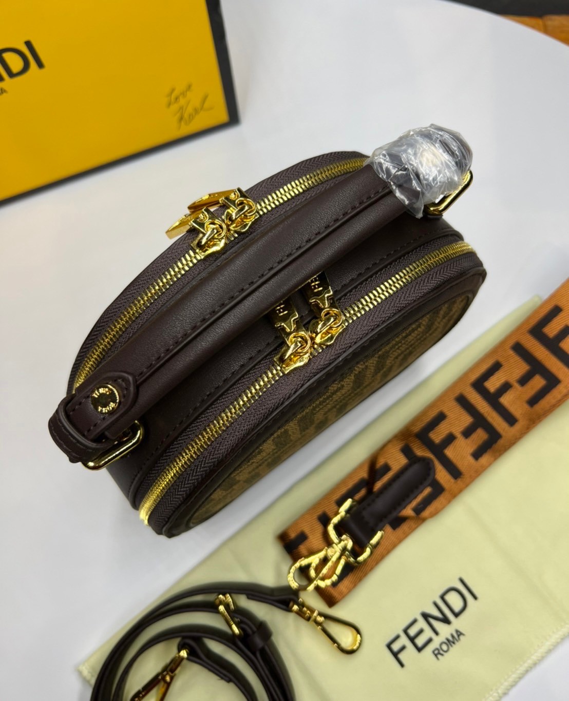 หนังแท้ FENDI CROSSBODY BAG / fendi circle bag / Fendi Round Monogram Crossbody Bag กระเป๋าสะพายทรงกลมสวยเด่น มีดีเทลเพิ่มความหรู ด้วยสีของอะไหล่ วัสดุหนังแคนวาสสลับหนังแท้ ภายในโล่งกว้าง มีช่องซิปแยกให้อีก ใช้งานง่าย พร้อมสายสะพาย 2 เส้น สายสะพายครอสปรับ