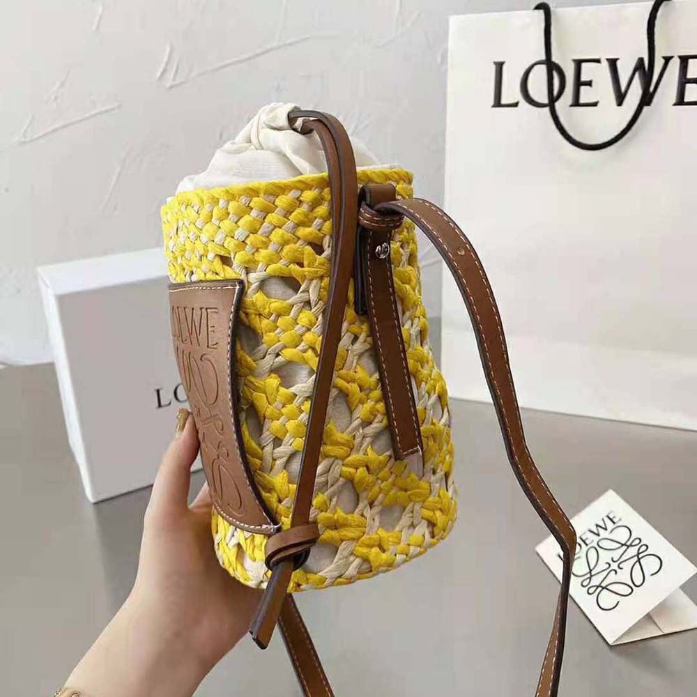 LOEWE Cylinder Pocket in iraca palm and calfskin กระเป๋าสาน สไตล์มินิมอล ไซส์มินิตะมุตะมิ น่ารักไม่ไหว แล้วคือดีต่อใจ แมทช์ง่ายใช้ได้กับทุกลุคค่ะบอกเลย