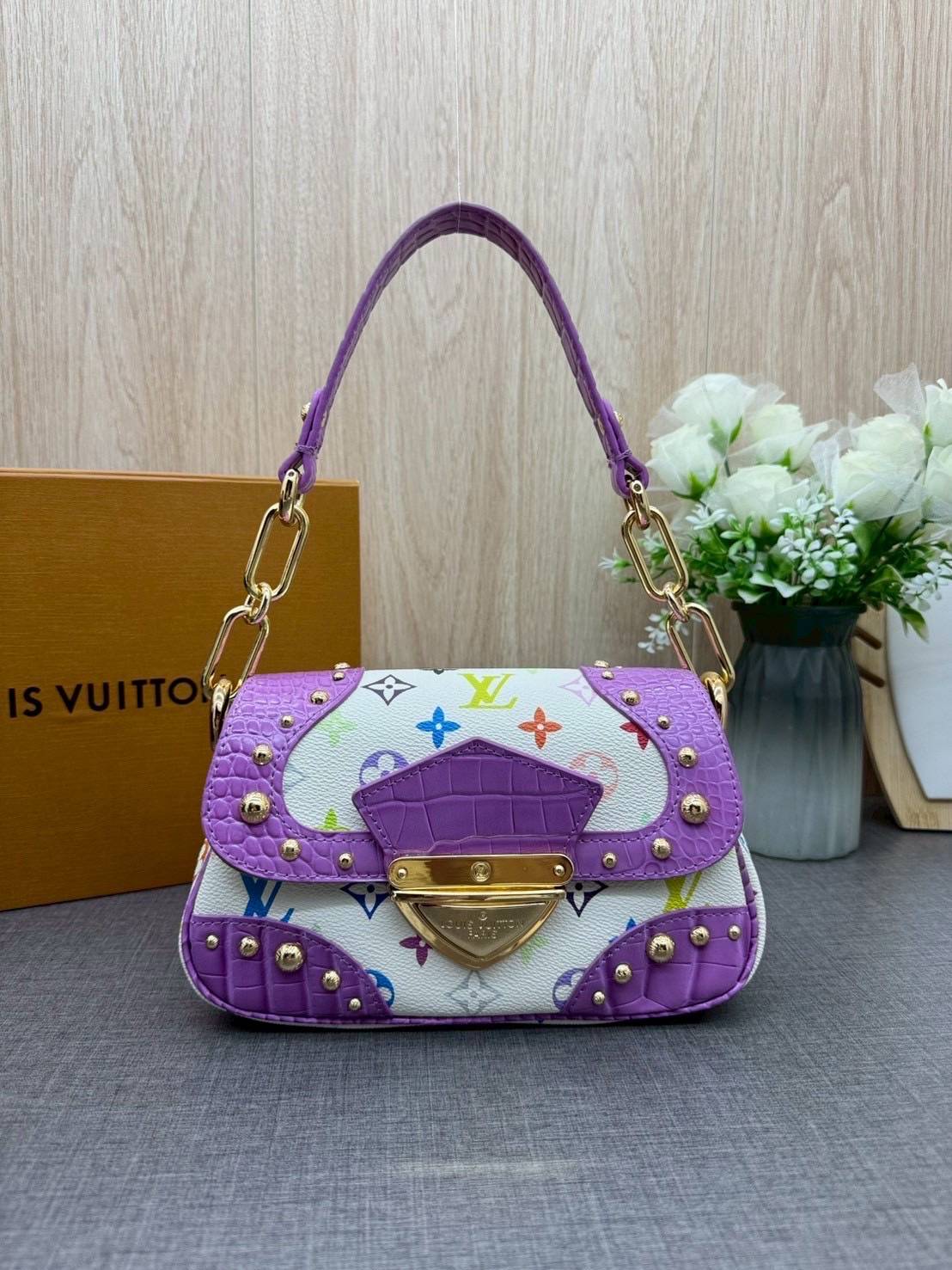 ORI หนังแท้ | Lv Marilyn White Multicolor Monogram Canvas Shoulder Bag กระเป๋าสะพายสไตล์วินเทจ ดีไซน์สีสันสดใสน่ารัก มีชีวิตชีวา โดดเด่นด้วยตัวล็อคด้านหน้าแบบกดขนาดใหญ่ จะถือแบบคล้องแขนหรือสะพายไหล่ก็ได้