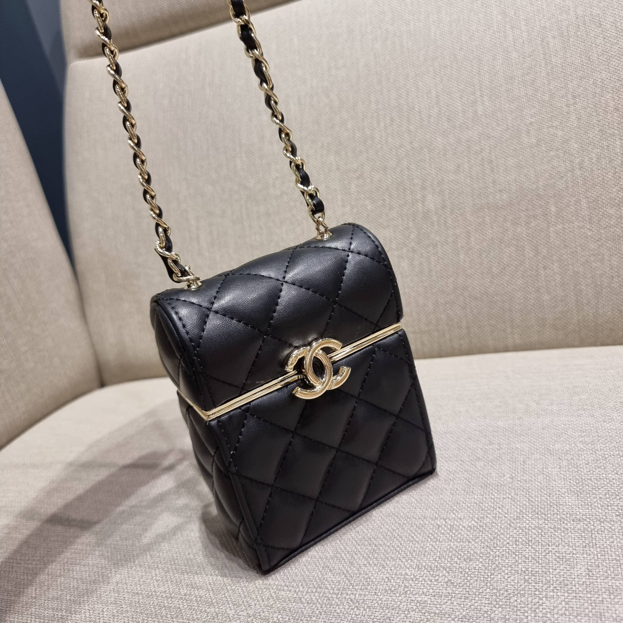 VIP 🥂 Chanel Clutch with Chain / Chanel small box with chain กระเป๋าสะพายเอนกประสงค์ รูปทรงกล่อง ไซส์มินิน่ารัก ใบจริงเห็นแล้วใจบาง หลงรักที่สุด วัสดุหนังสังเคราะห์เดินลายเส้นสวยคม อะไหล่โลโก้สีทองโดดเด่น มาพร้อมสายสะพายในตัว เปิด-ปิดด้วยการกดที่โ