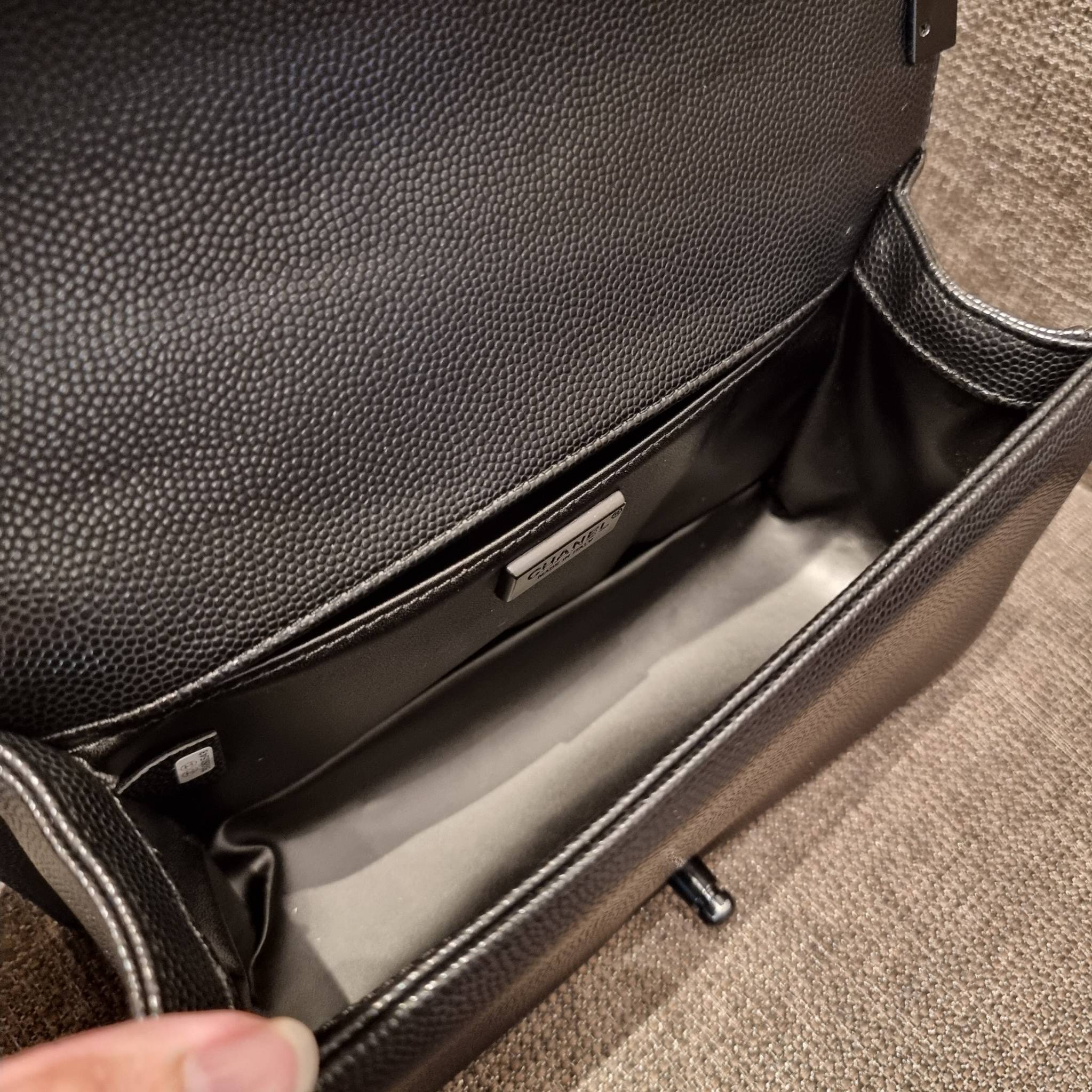 Chanel Boy 10" พร้อมส่งที่ไทย รุ่นสุดฮอต ดีไซน์อะไหล่ดำ เรียบหรูมากๆ!! วัสดุหนังลายคาร์เวีย ทรงคลาสสิคที่สาวๆห้ามพลาด!! ในราคาสุดคุ้ม เปิด-ปิดกระเป๋าด้วยตัวล็อค ภายในโล่งกว้าง ไซส์ใหญ่ใส่ของได้เยอะ มีช่องแยกในกระเป๋า มาพร้อมสายสะพายโซ่สลับหนังรองบ่า 