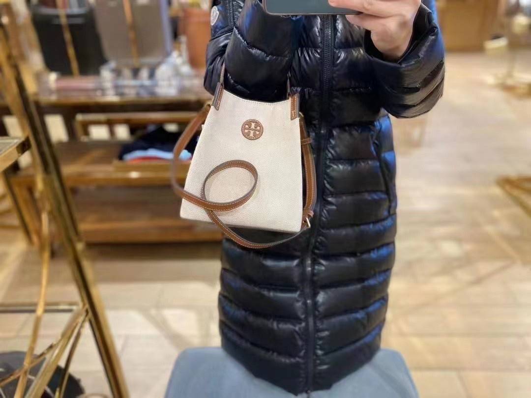 Tory Burch Blake Canvas Bucket Bag รุ่นใหม่ล่าสุด สวยไฉไลฝุดๆ แบบสวยคลาสสิค กระเป๋าทรงถัง วัสดุ Canvas สายหนังแท้ อะไหล่ทอง เปิด-ปิด ด้วยกระดุมแม่เหล็ก ด้านในโล่งมีช่องเล็กใส่โทรศัพท์ได้ น้ำหนักเบา สายสะพายถอดสายได้ crossbody ได้ ปรับระดับได้