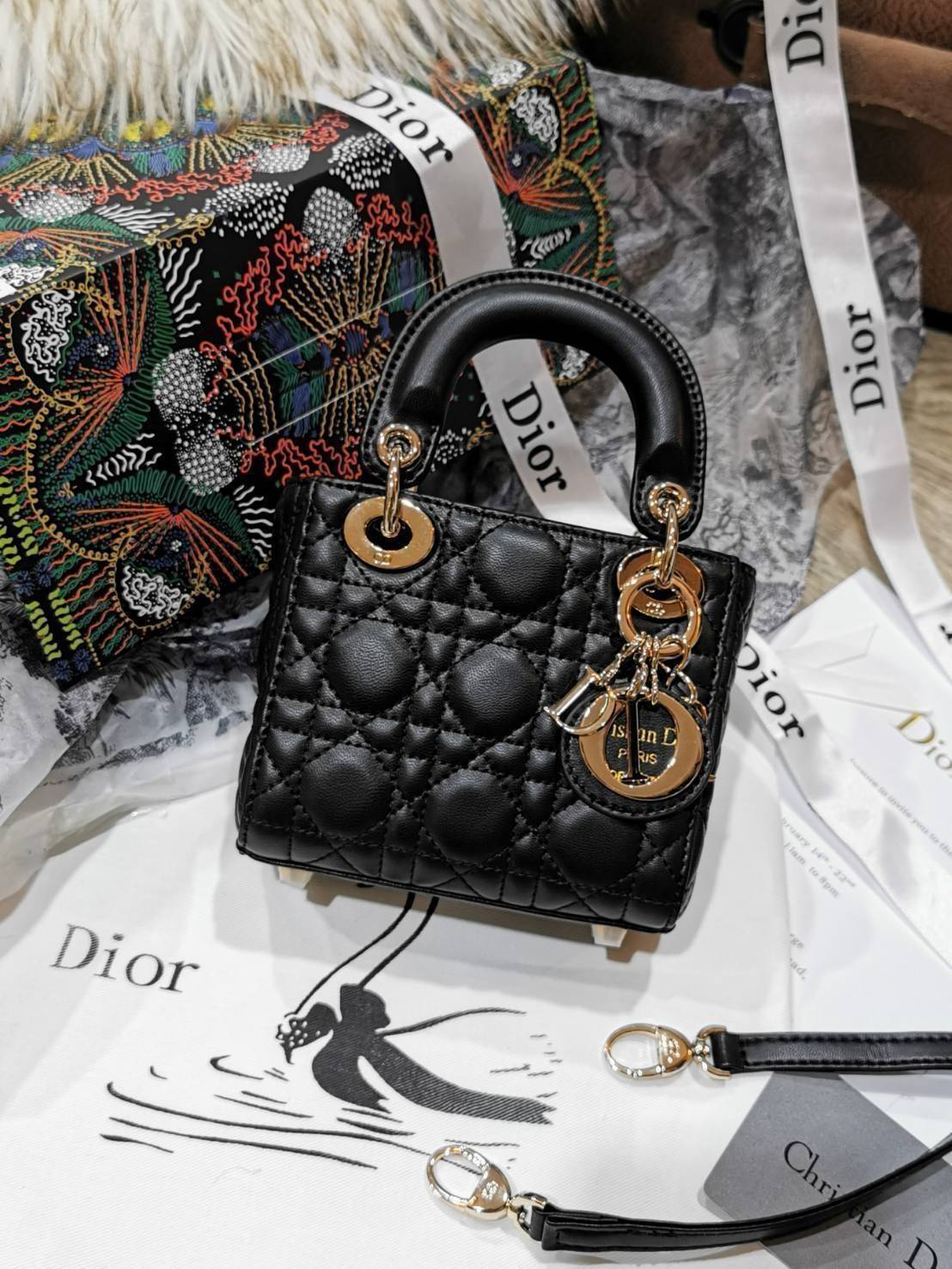 CHRISTIAN DIOR MINI BAG VIP GIFT WITH PURCHASE (GWP) พรีเมี่ยมกิ้ฟ Limited Edition จาก DIOR DUTYFREE COUNTER วัสดุหนังแท้ Calfskin ทรงเหลี่ยมหนังสวยหรูอยู่ทรงขึ้นลายเอกลักษณ์แบรนด์ ประดับTAGห้อยโลโก้แบรนด์อะไหล่ทองด้านหน้า เปิดปิดด้วยฝาปิด ภายในโล่งมีโลโก