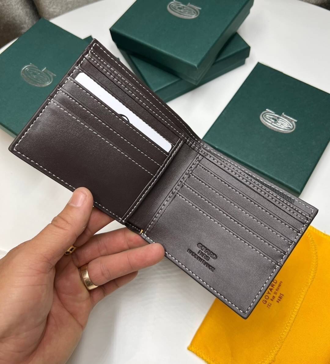 GOYARD WALLET / GOYARD Victoire Bifold Wallet พร้อมส่งที่ไทย เกรดเทพออริจินอล หนังเกรดดีสุด กระเป๋าสตางค์ผู้ชายใบสั้น พร้อมกล่องเขียวแบรนด์สวยหรู อีกรุ่นที่ยอดขายไม่เคยตก ภาพสินค้าถ่ายจากงานขายจริง ใช้งานต่างประเทศได้เลยค่ะ