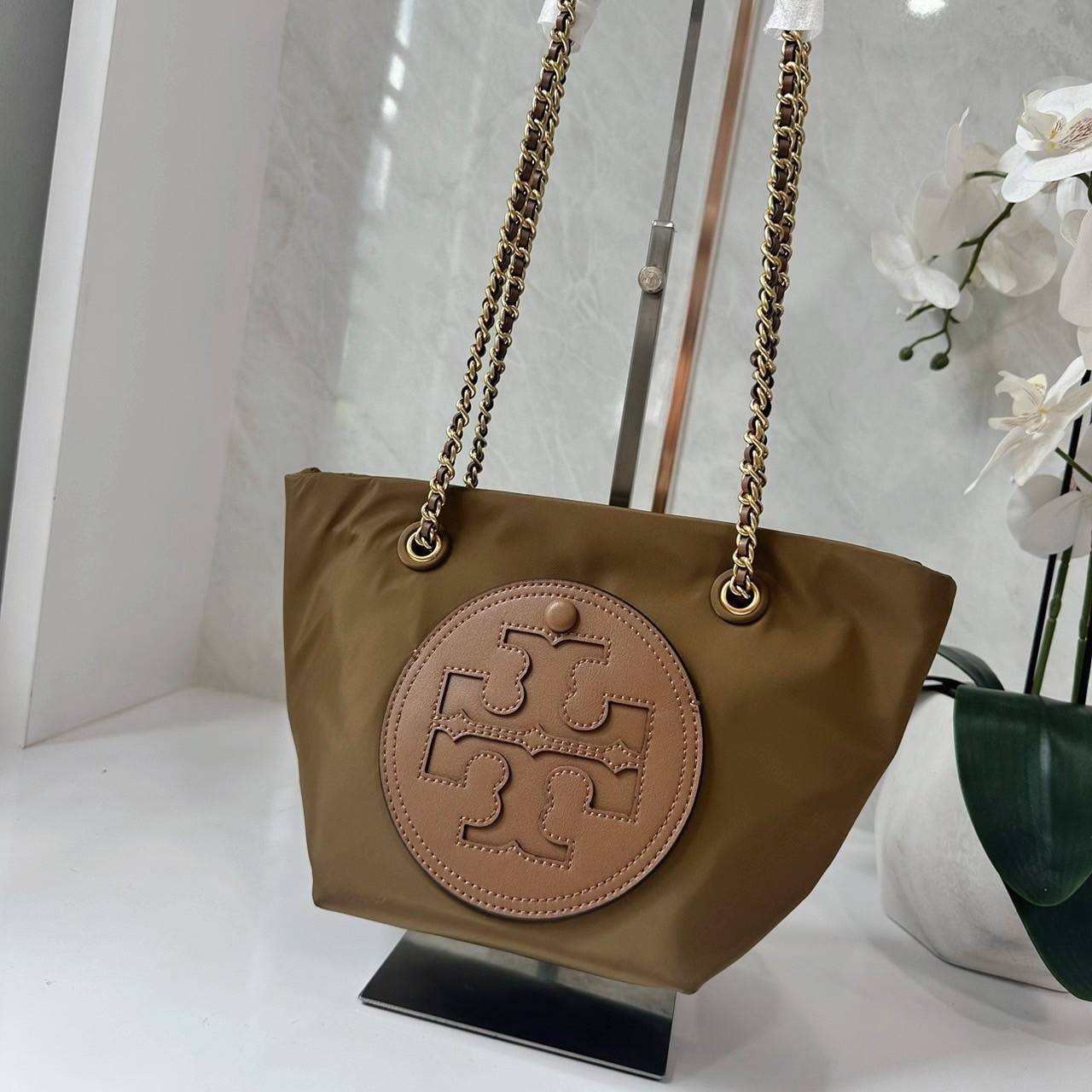 TORY BURCH Ella Chain Crossbody Nylon Bag กระเป๋าคล้องไหล่สายโซ่หรูหราโดดเด่นด้วยโลโก้หนังด้านหน้า สามารถปรับสะพายคอสบอดี้ สะพาลไหล่ได้