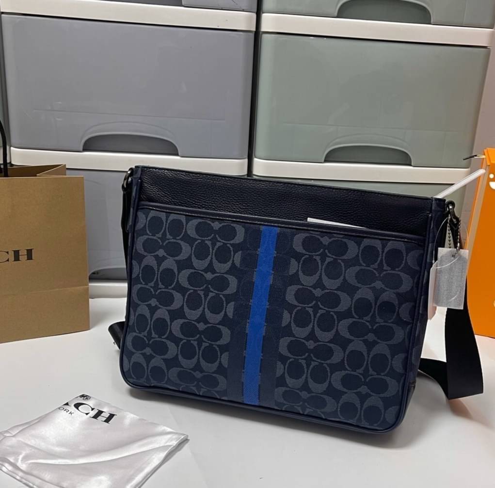 COACH Thompson Crossbody In Signature Jacquard With Varsity Stripe C5291 มี 2 สี พร้อมส่งที่ไทย