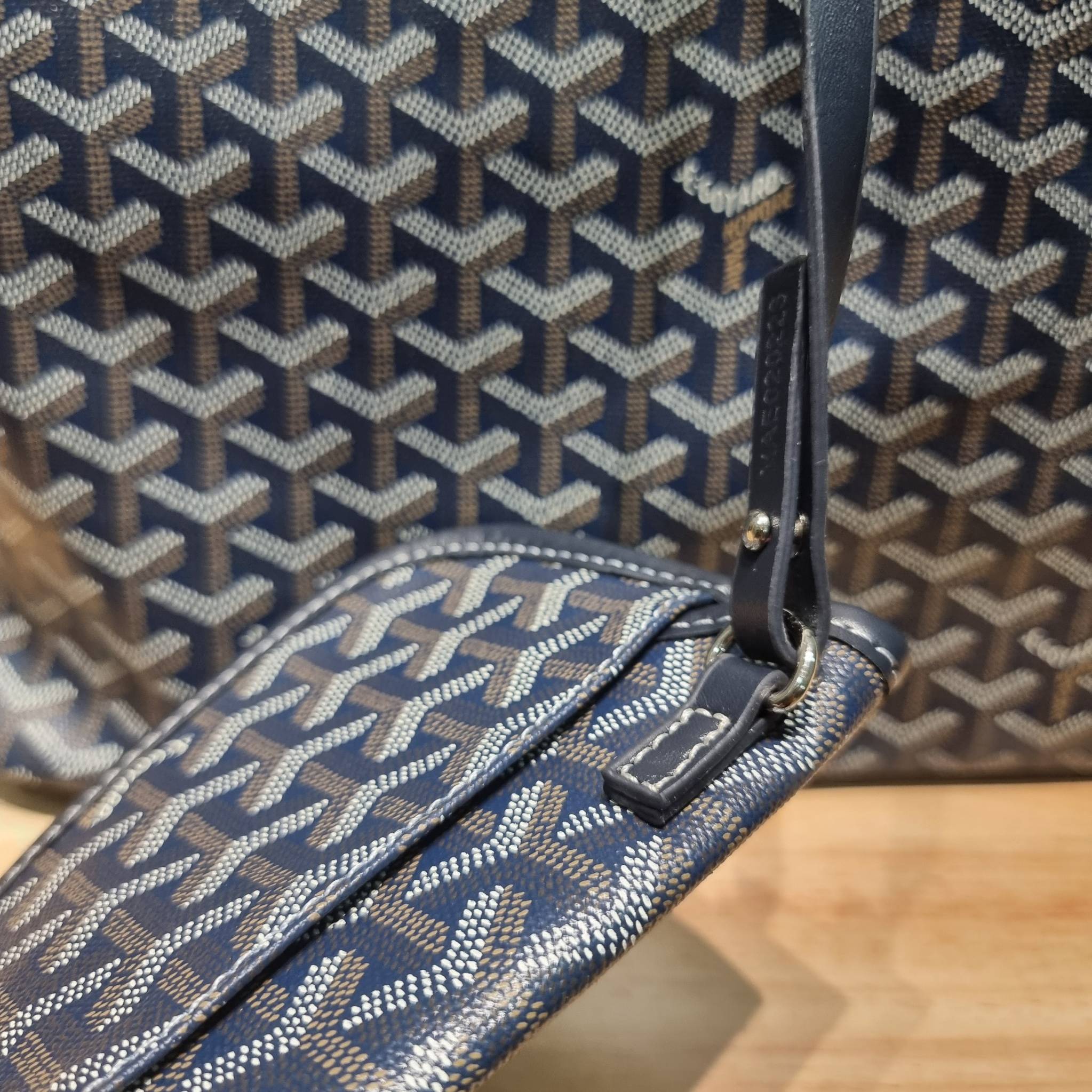 GOYARD BOHEME HOBO BAG / GOYARD HOBO กระเป๋าสะพายทรงโฮโบ ใบใหญ่จุใจ!! มาครบสีขายดี เลิศทุกสี รูปทรงคลาสสิค ดีไซน์เป็นเอกลักษณ์ วัสดุหนังแคนวาสพิมพ์ลายสวยคม ปากกระเป๋ามีซิปเปิด-ปิดกันของหล่นได้ ภายในโล่งกว้างมาก มาพร้อมสายคล้องในตัว ทนทาน สะพายสวยๆได้ทุกวั