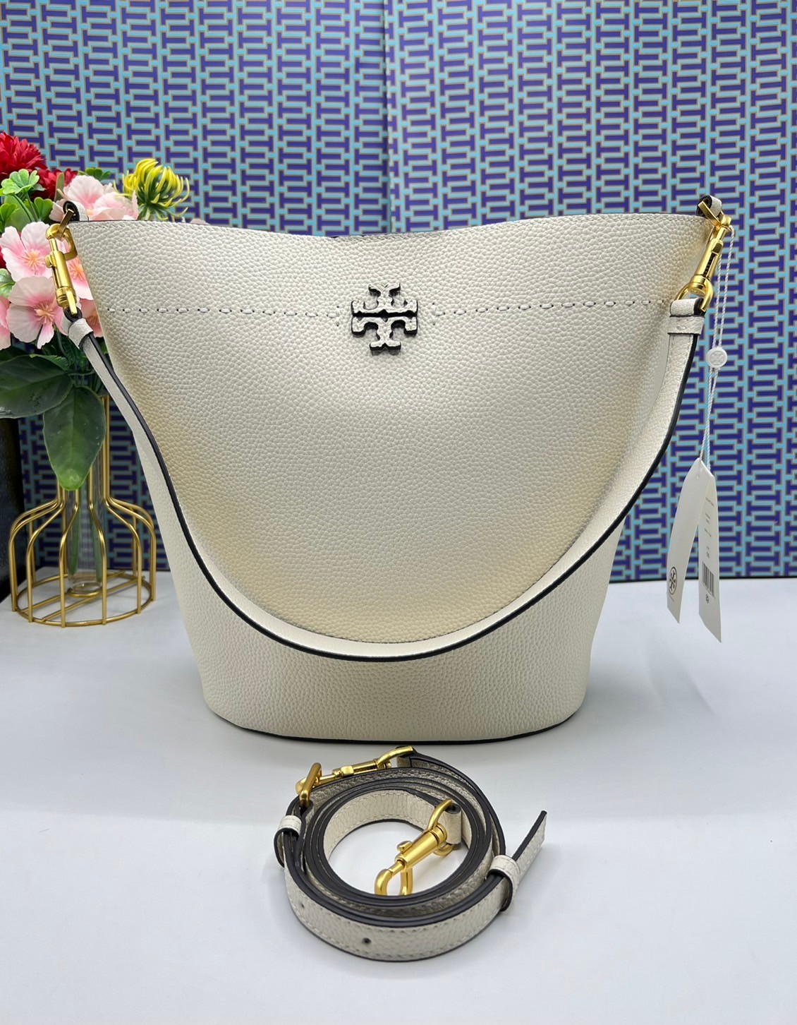 Tory Burch McGraw Bucket bag / Tory Burch Mcgraw Double T Logo Plaque Bucket Bag พร้อมส่ง 4 สี กระเป๋าสะพายหรือถือคล้องแขนทรงถัง จุของได้เยอะใบนี้ตอบโจทย์ได้ดีมาก โทนสีเรียบง่าย แฝงไปด้วยความดูดี สุขุมและเป็นผู้ใหญ่