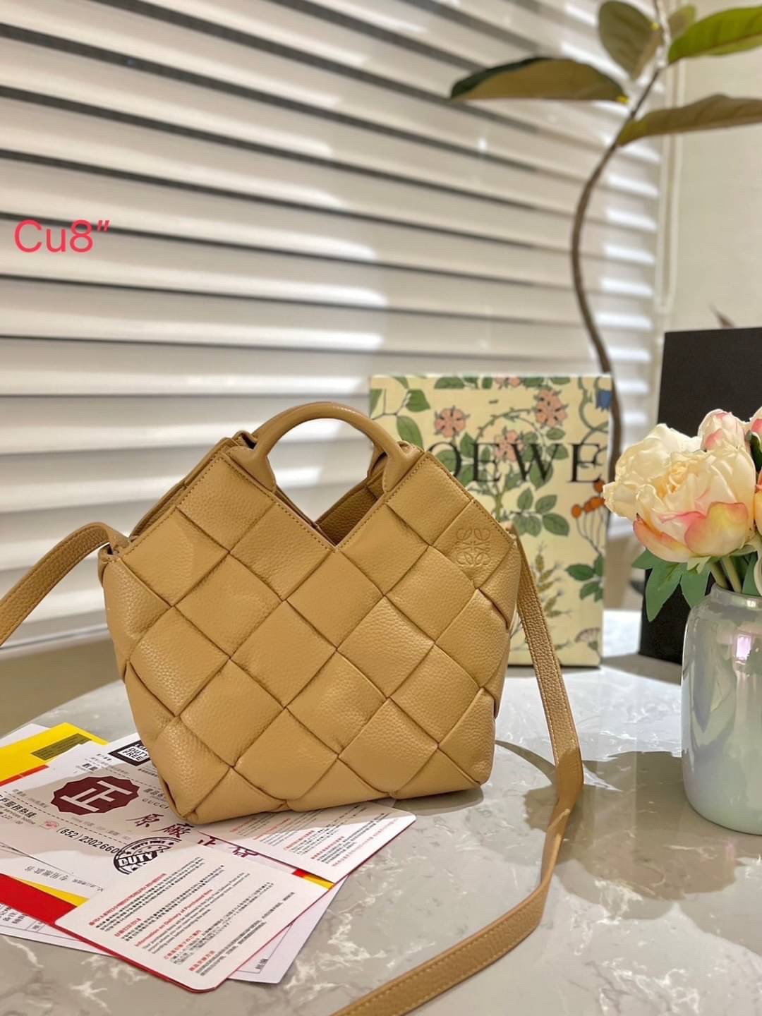 LOEWE WOVEN BASKET LEATHER BAG 20cm กระเป๋าสะพายถักทอด้วยความปราณีต ขนาดกำลังดีจุได้แบบเน้นๆ วัสดุหนังอย่างดีเต็มใบ หรูเลิศ