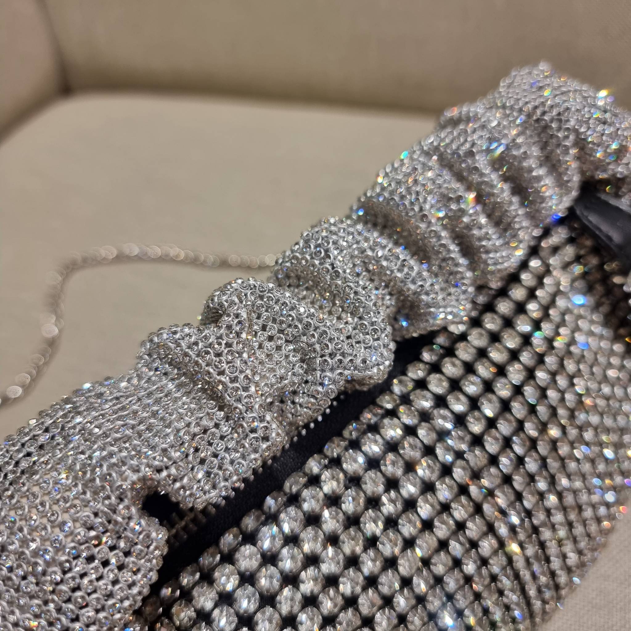ALEXANDER WANG EXCLUSIVE POUCH IN RHINESTONE MESH ใหม่ล่าสุด เอ็กซ์คลูซีฟไอเท็ม ที่หรูเลิศกว่าใคร กระเป๋าพอชตกแต่งพลอยเทียมรอบใบ ยันหูจับ!! หรูหรา โดดเด่น ดูแพง ด้วยการตัดเย็บเรียงร้อยลงบนตาข่ายเนื้อละเอียด ทำให้ดูดีมีราคางดงามจริงๆ ดีไซน์ทรงพอช ถือใช้งาน