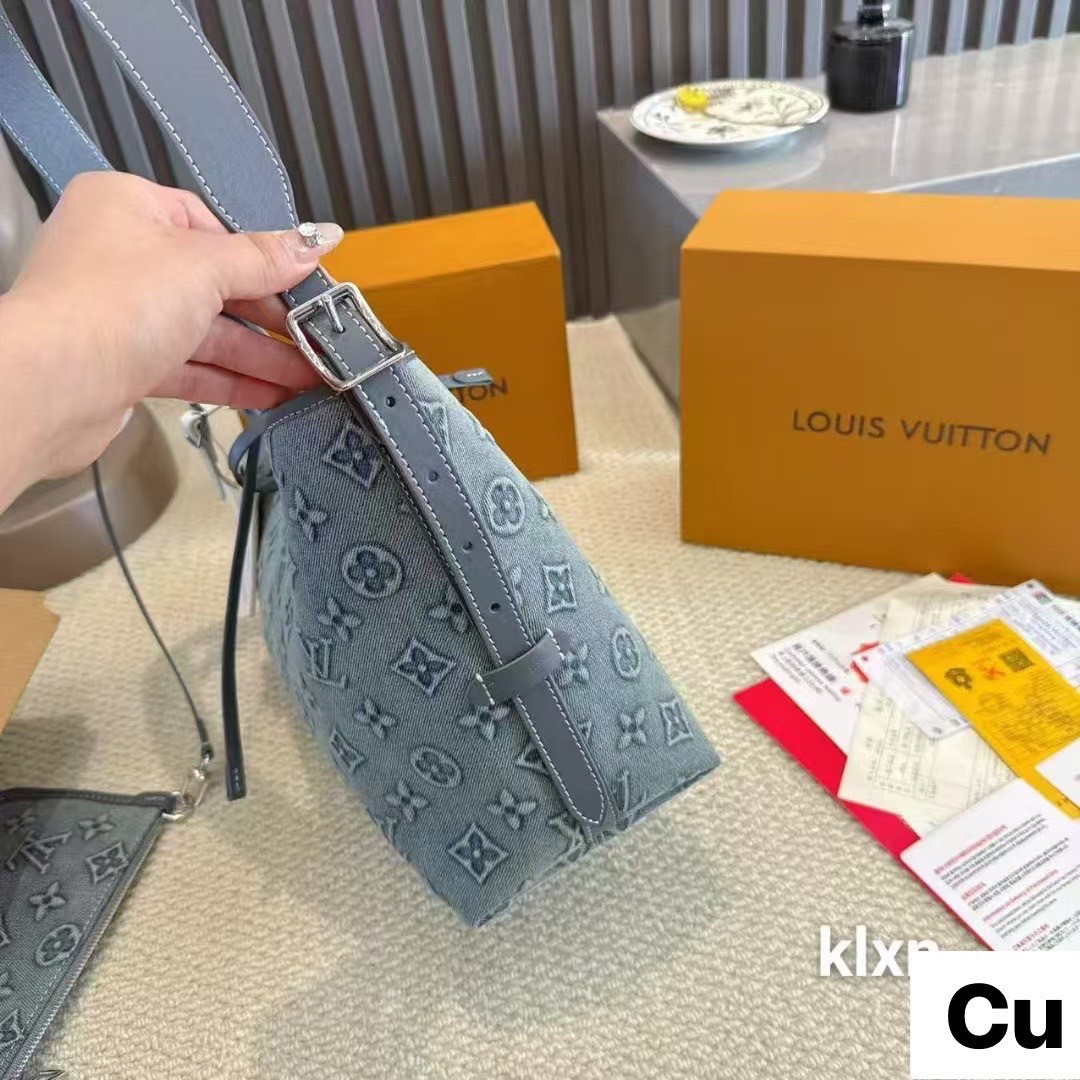 LV Carryall Denim Vintage Tote Bag กระเป๋าทรงโท้ทเดนิมสไตล์วินเทจ รุ่นใหม่ปั้มนูนลายโมโนแกรมบนเดนิมสุดไอคอนิก ที่ใครเห็นต้องเป็นคลั่งรัก ผู้ดี หรูหราได้ทุกลุค ทุกสไตล์