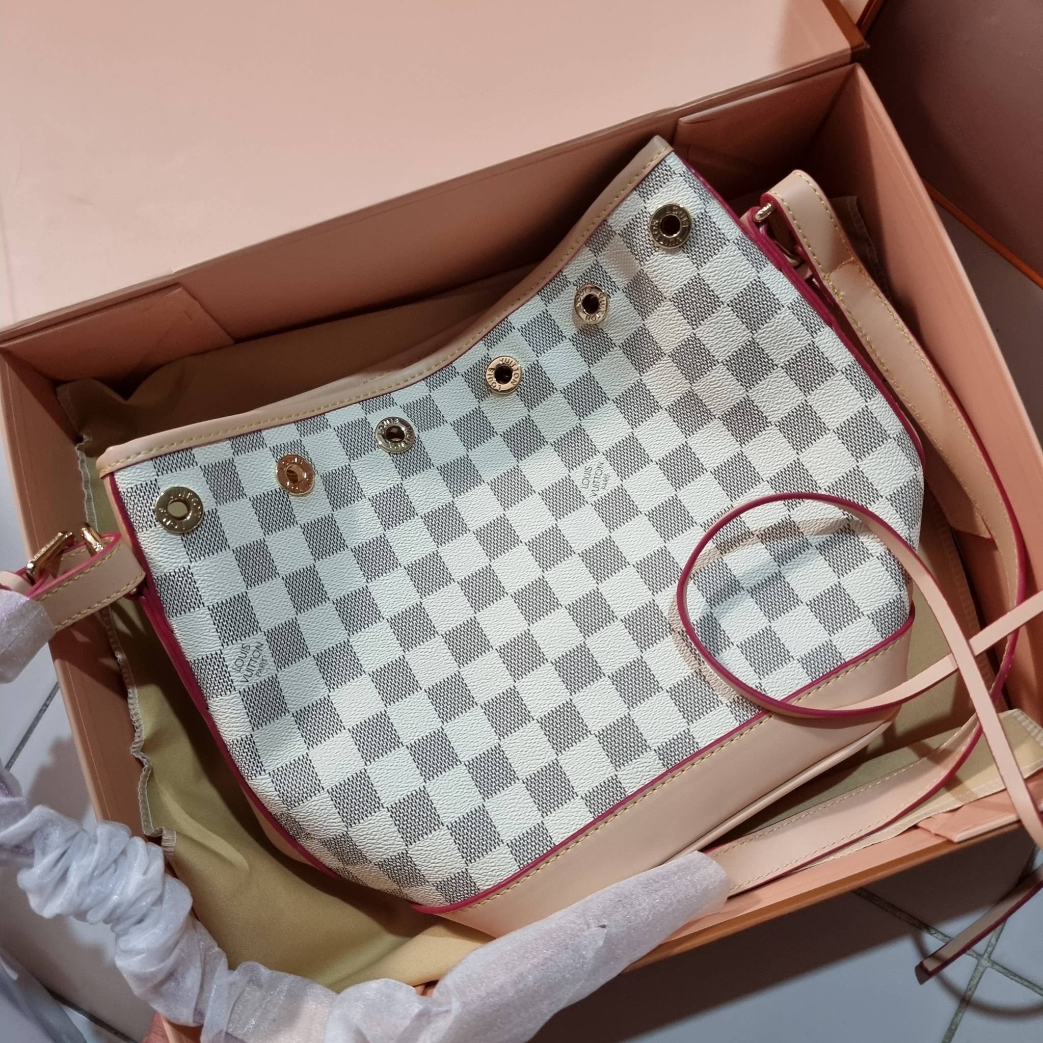 LV Noe bb damier azur กระเป๋าทรงขนมจีบสุดฮอต ราคาสุดคุ้ม ลิมิเต็ดมากๆ แถมฟรี ริบบิ้นแบรนด์เอนกประสงค์ จะใช้แทนสายรูดปากกระเป๋า ผูกเป็นโบว์ตกแต่งเก๋ๆ หรือจะพันถนอมสายสะพายยังได้ คุ้มจริง!! วัสดุหนังแคนวาส ภายในโล่งกว้าง ใส่ของได้ตามสะดวก สายสะพายปรับได้อีก