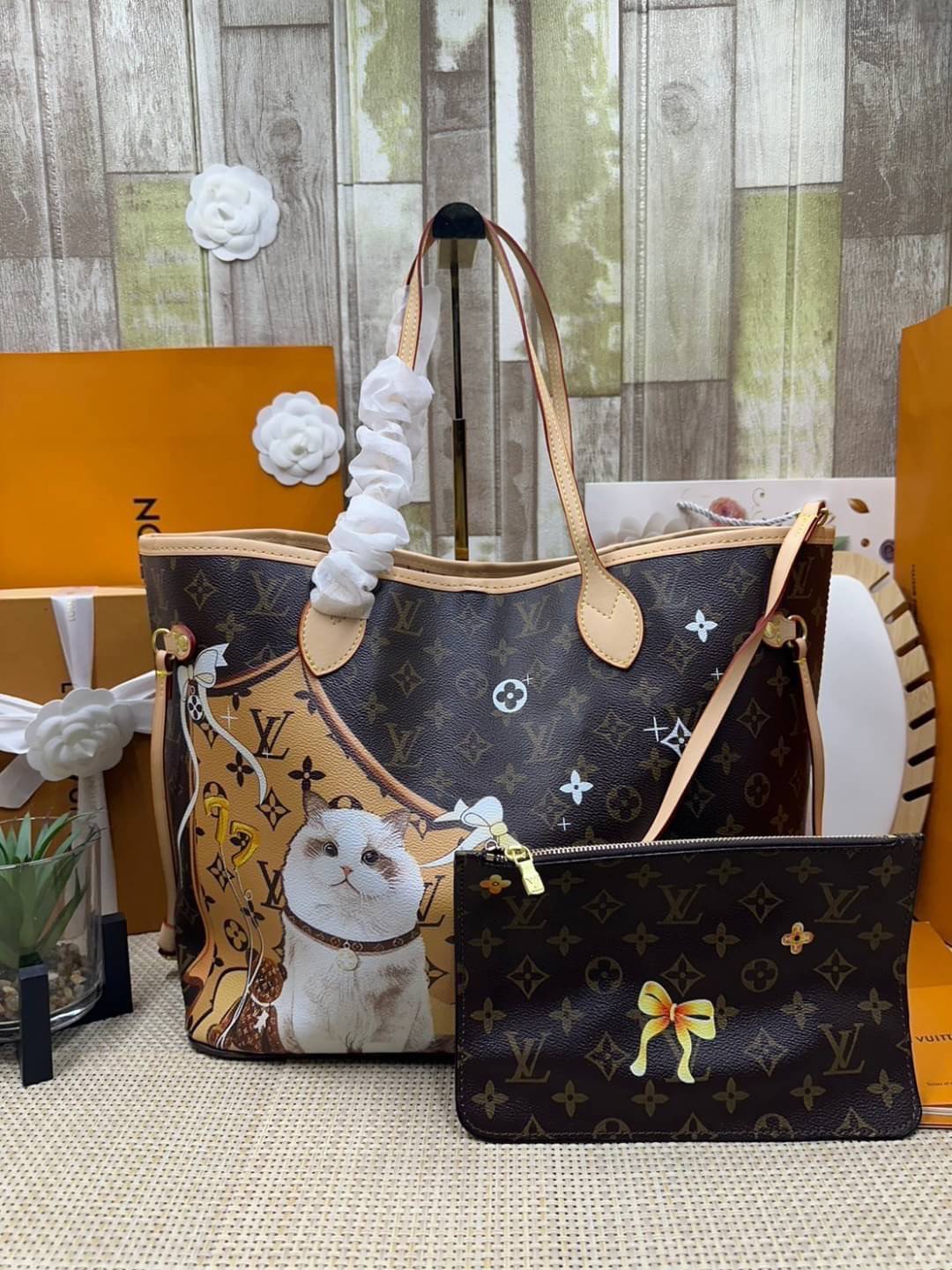 LV Neverfull MM Tote Monogram Canvas With Cat / Puppies กระเป๋าทรงโท้ท รุ่นลิมิเต็ด พิมพ์ลายน้องหมา น้องแมว ลวดลายท่องเที่ยว ลายสีสัน เป็นการรังสรรค์สุดท้าทายครั้งใหม่ของกระเป๋ารุ่นไอคอนิกจากหลุยส์ ผสานความหลากหลายในการใช้งานยุคใหม่กับพลังสีสันอันสดใสได้อ
