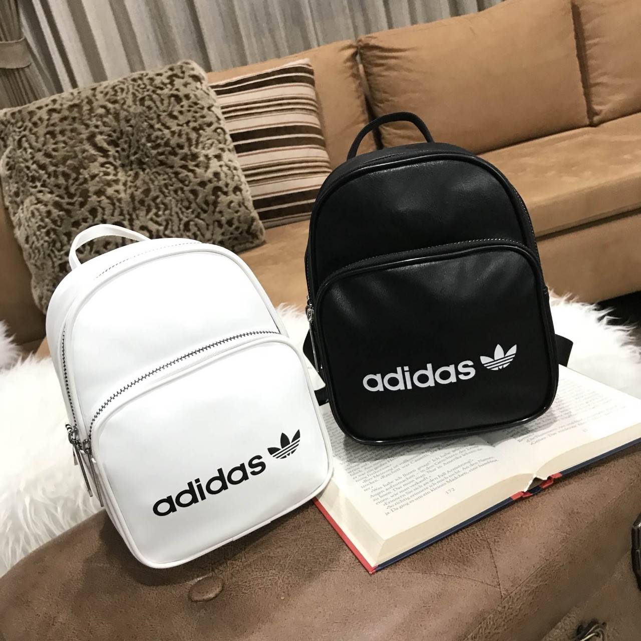 ADIDAS 2WAY MINI BACKPACK กระเป๋าเป้หรือสะพายหนังเรียบสไตล์ Sport ขนาดมินิ น้ำหนักเบา ด้านหน้ามีโล้โก้และช่องซิป เปิดปิดด้วยซิปสะดวกใช้ หัวซิปแบรนด์ ภายในมีช่องใส่ของ หูจับถนัดมือ สายสะพายปรับได้ freesize สามารถสะพายเป็นเป้ หรือกระเป๋าสะพาย Crossbody ได้2