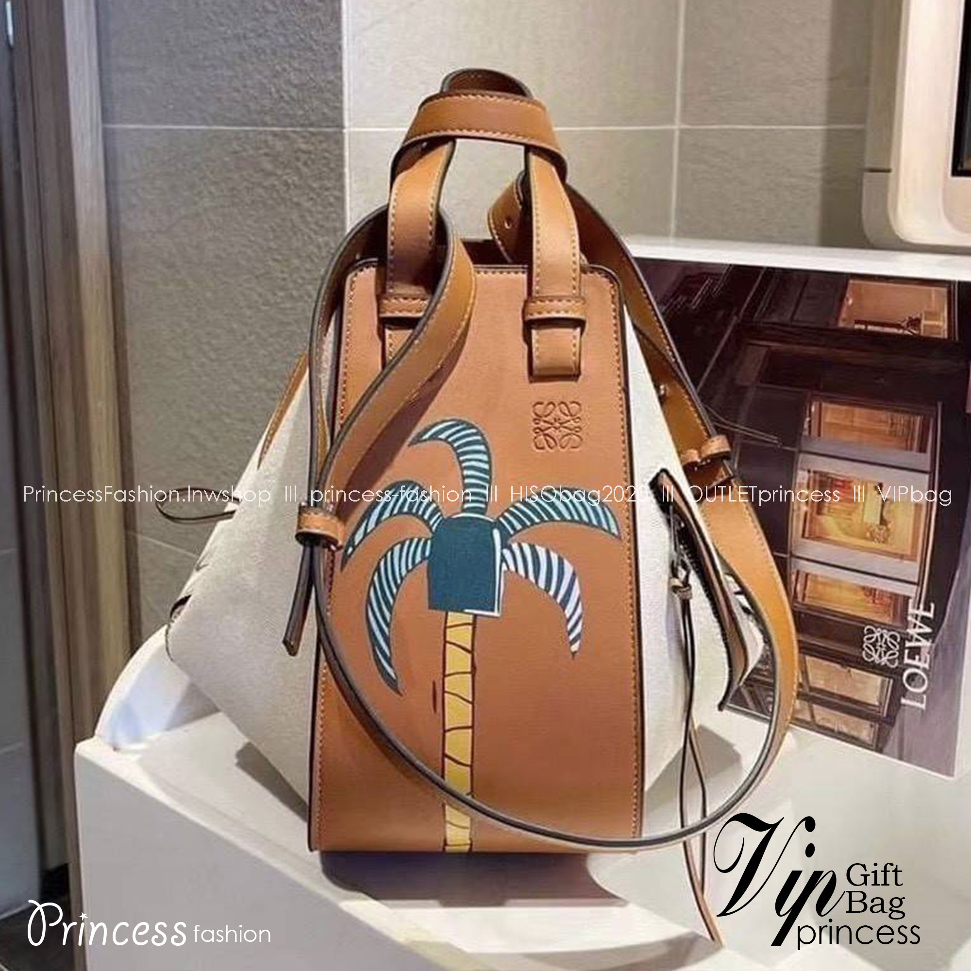 Loewe Hammock Bag / Loewe Small Hammock Tan Ken Price La Palme Edition / กระเป๋าสไตล์แคชชวล พิมพ์ลายต้นปาล์ม