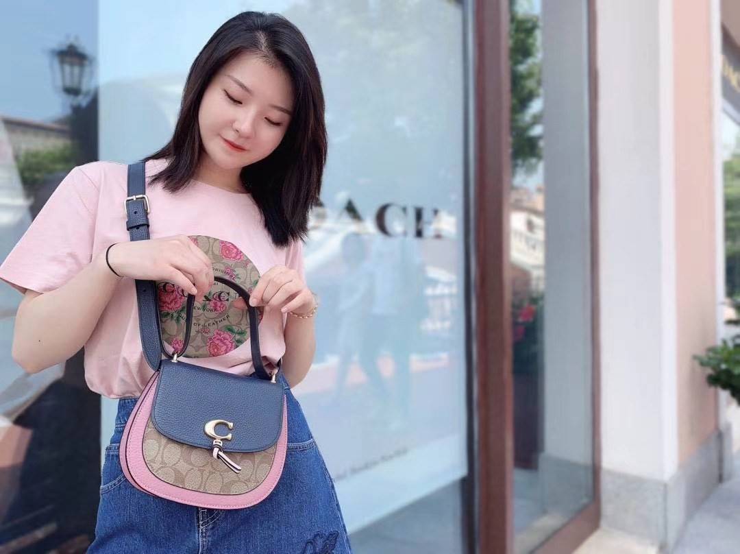 OUTLET 】COACH REMI SADDLE BAG IN COLORBLOCK ((1330)) รุ่นแนะนำ คลาสสิคน่าใช้มากๆ วัยใสๆใช้ดีค่ะ 😘 พร้อมส่งที่ไทยอีกครั้ง! กระเป๋าสะพายข้าง//ครอสบอดี้ร์//หรือทบเป็นสายคู่สะพายไหล่ได้ค่ะ แล้วแต่ชอบเลยค่ะ! วัสดุหนังแท้ ลายหนังสวยมากๆค่ะรุ่นนี้ หลงรัก