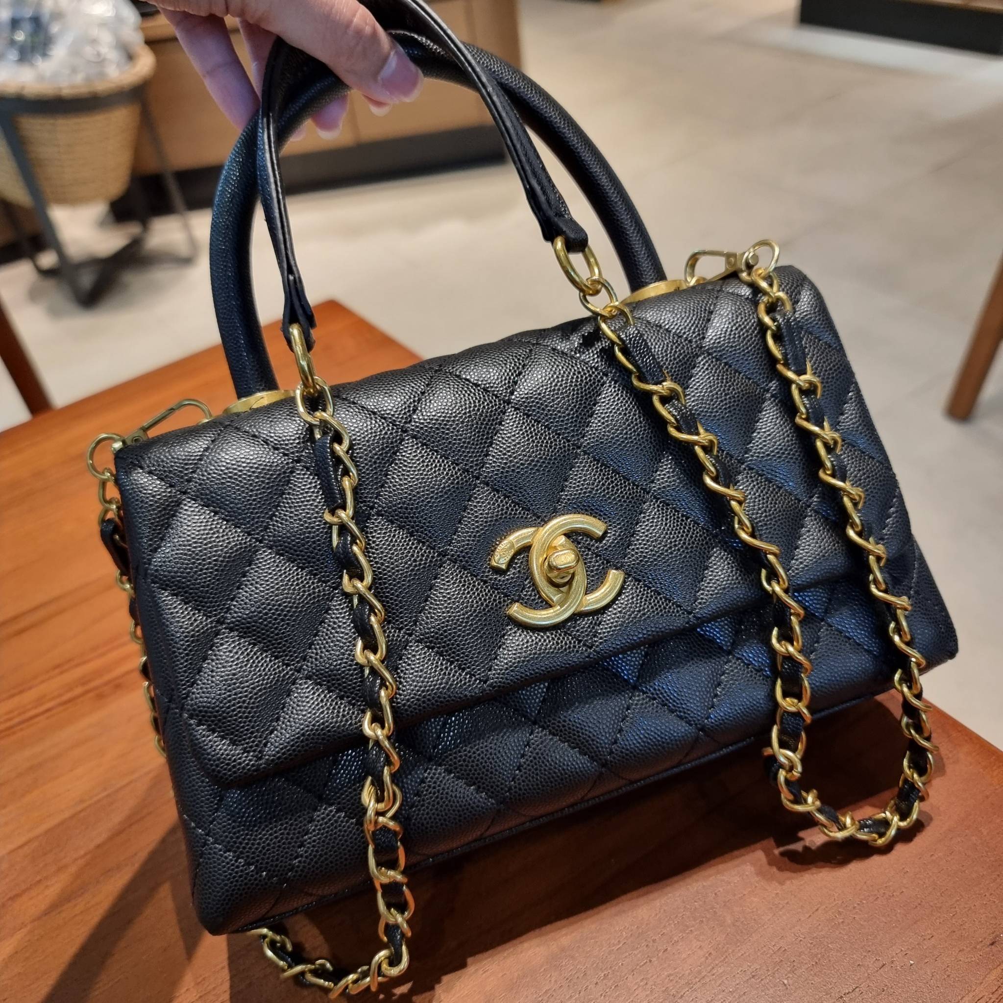 VIP 】รุ่นยอดฮิตตลอดกาล ไซส์กำลังสวย!! จากแบรนด์ Chanel กระเป๋าถือ/สะพาย หนังลายคาเวียร์ โลโก้เด่นชัด เปิด-ปิดกระเป๋าด้วยตัวบิดล็อค อะไหล่สีทองหรู ทรงสวยผู้ดี ภายในกระเป๋ามีช่องโล่งกว้างจุของได้พอสมควร มีช่องซิปแบ่งสัดส่วน ด้านหลังมีช่องเก็บของจุกจิกอีก 1 