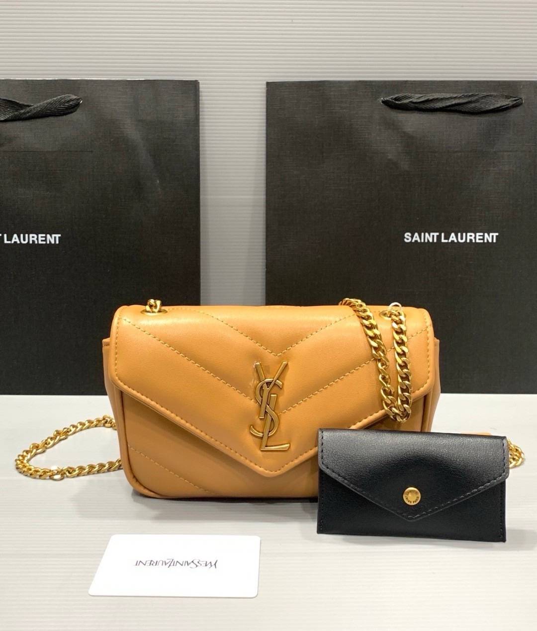 ORI | หนังแท้ 20cm YSL loulou mini in matelassé กระเป๋าสะพายทรงสวยคลาสสิค มาพร้อมใบเล็กใส่การ์ด งานหนังแท้สมผัสนุ่มมือตะเข็บเย็บลายเชฟรอนสวยเป็นเอกลัษณ์