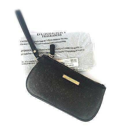 BURBERRY FRAGRANCES SIMPLE PURSE WRISTLET Gift With Purchase Limited Edition พรีเมี่ยมกิ๊ฟจากเคาน์เตอร์น้ำหอม BURBERRY FRAGRANCES วัสดุหนัง Saffiano สีดำประดับโลโก้แบรนด์สีทอง มีสายคล้องมือ เปิดปิดด้วยซิป ภายในมีโลโก้ สามารถใส่มือถือได้ทุกรุ่น ใส่แบงก์พัน