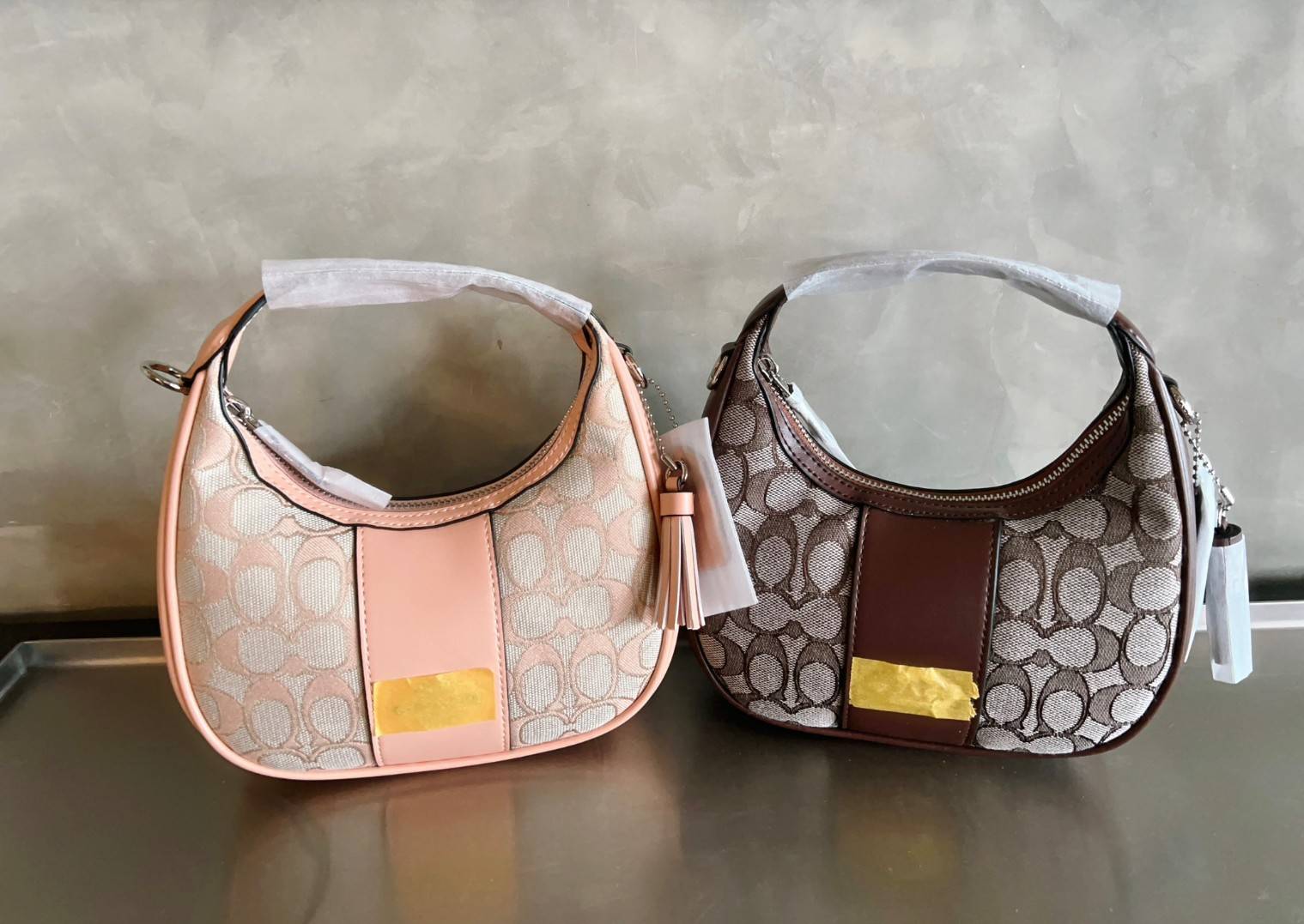 COACH CARMEN MINI CROSSBODY IN SIGNATURE JACQUARD กระเป๋ารูปทรงพระจันทร์โค้งมน น่ารักน่าใช้มากๆ!! เกรดท็อปออริ เกรดดีสุด สลับแท้ 1:1 ใช้ต่างประเทศได้