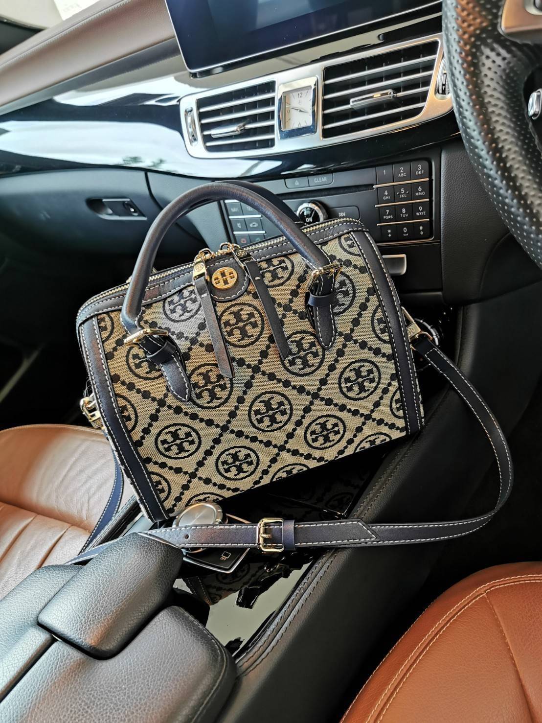 TORY BURCH FACTORY MONOGRAM JACQUARD BOSTON BAG กระเป๋าถือหรือสะพายรุ่นใหม่ล่าสุดจาก TORY BURCH FACTORY วัสดุ Woven Jacquard & Leather ในลาย Jacquard คงเอกลักษณ์แบรนด์สวยอยู่ทรงดีไซน์โดดเด่นทรง Boston เปิดปิดด้วยซิปคู่สะดวกใช้ขนาดกำลังดีใส่กระเป๋าสตางค์ยา