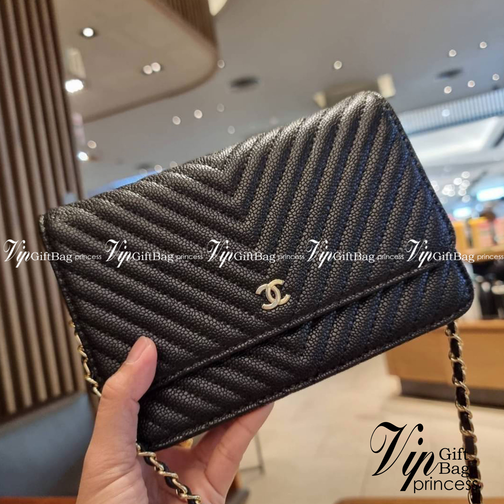 VIP 🥂 CHANEL WOC ลายวียอดฮิต กระเป๋าสะพายข้างหนังลายคาร์เวีย มาพร้อมโซ่สะพายในตัว (ถอดออกไม่ได้) อะไหล่ทองเรียบหรู ดูผู้ดี้ ผู้ดี!! เปิด-ปิดกระเป๋าด้วยกระดุมแม่เหล็ก ภายในกระเป๋าเป็นช่องโล่ง มีช่องแยก 1 ช่อง ช่องซิปกลางอีกช่อง ส่วนด้านหลังก็ยังมีอ